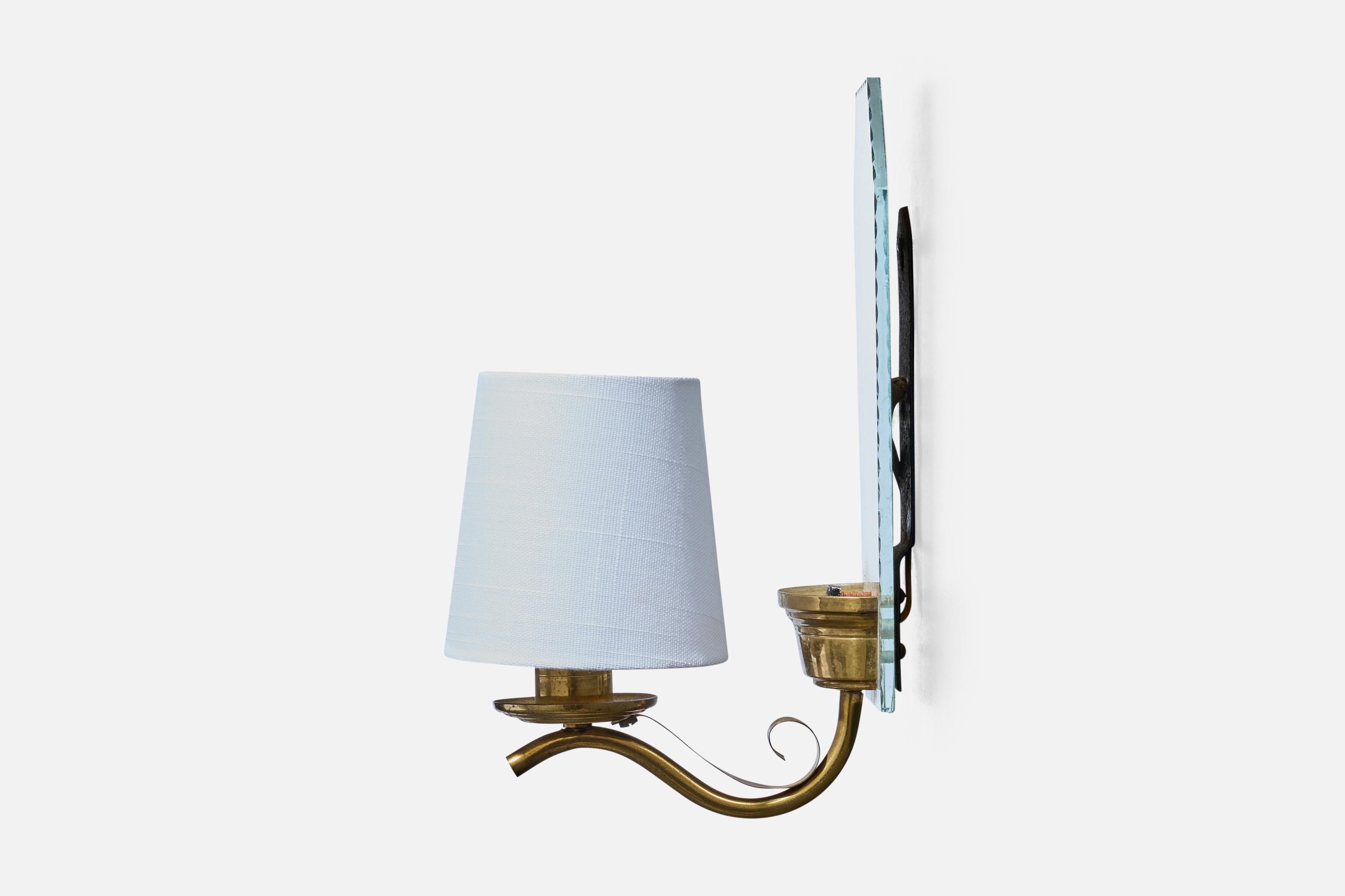 Metà XX secolo Designer francese, lampade da parete, ottone, specchio, tessuto, Francia, anni '50 in vendita