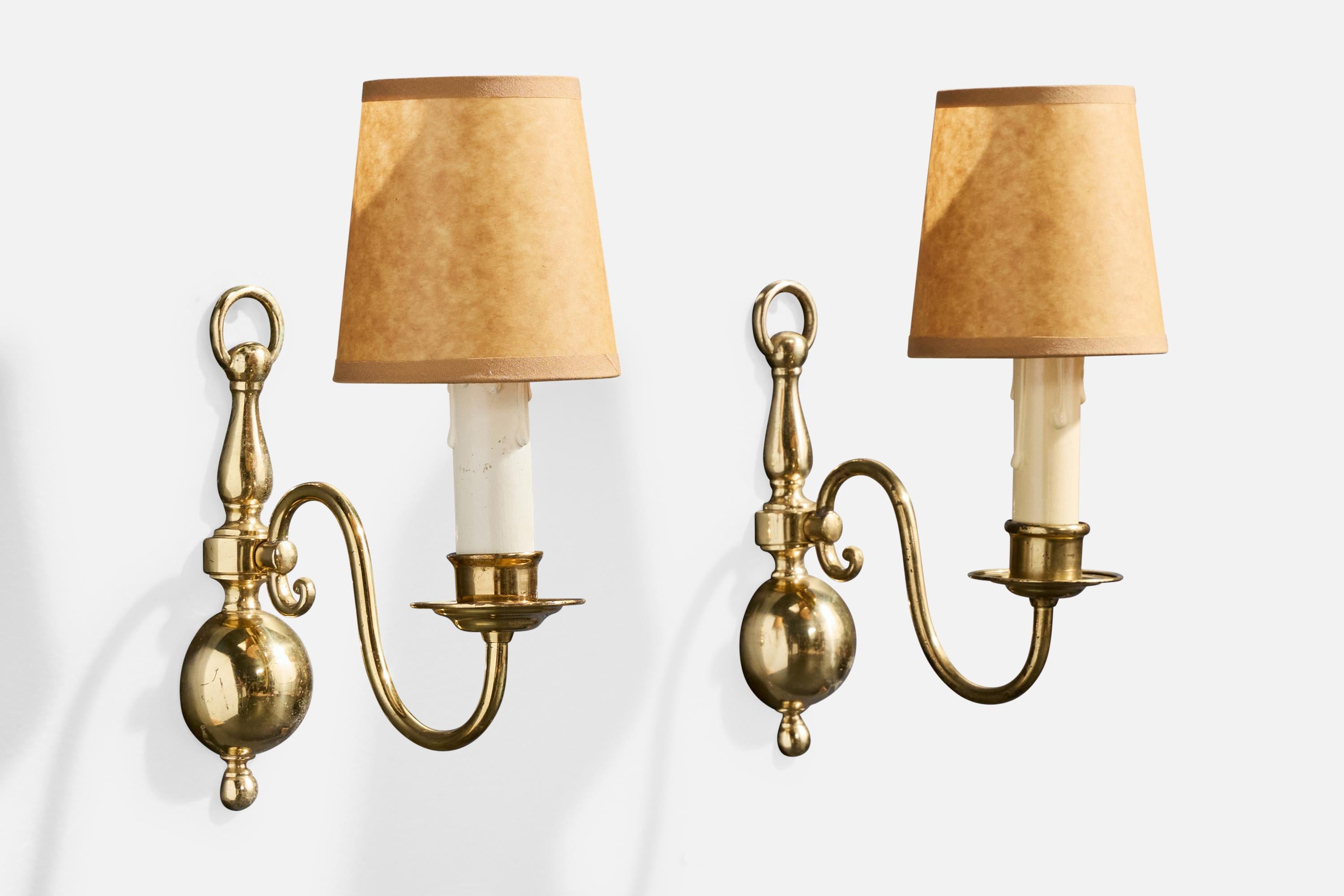 Coppia di applique in ottone, plastica bianco sporco e carta pergamena marrone, probabilmente progettate e prodotte in Francia, anni '50 circa.

L'ottone presenta una leggerissima ossidazione. 

Dimensioni complessive (pollici): 10,5