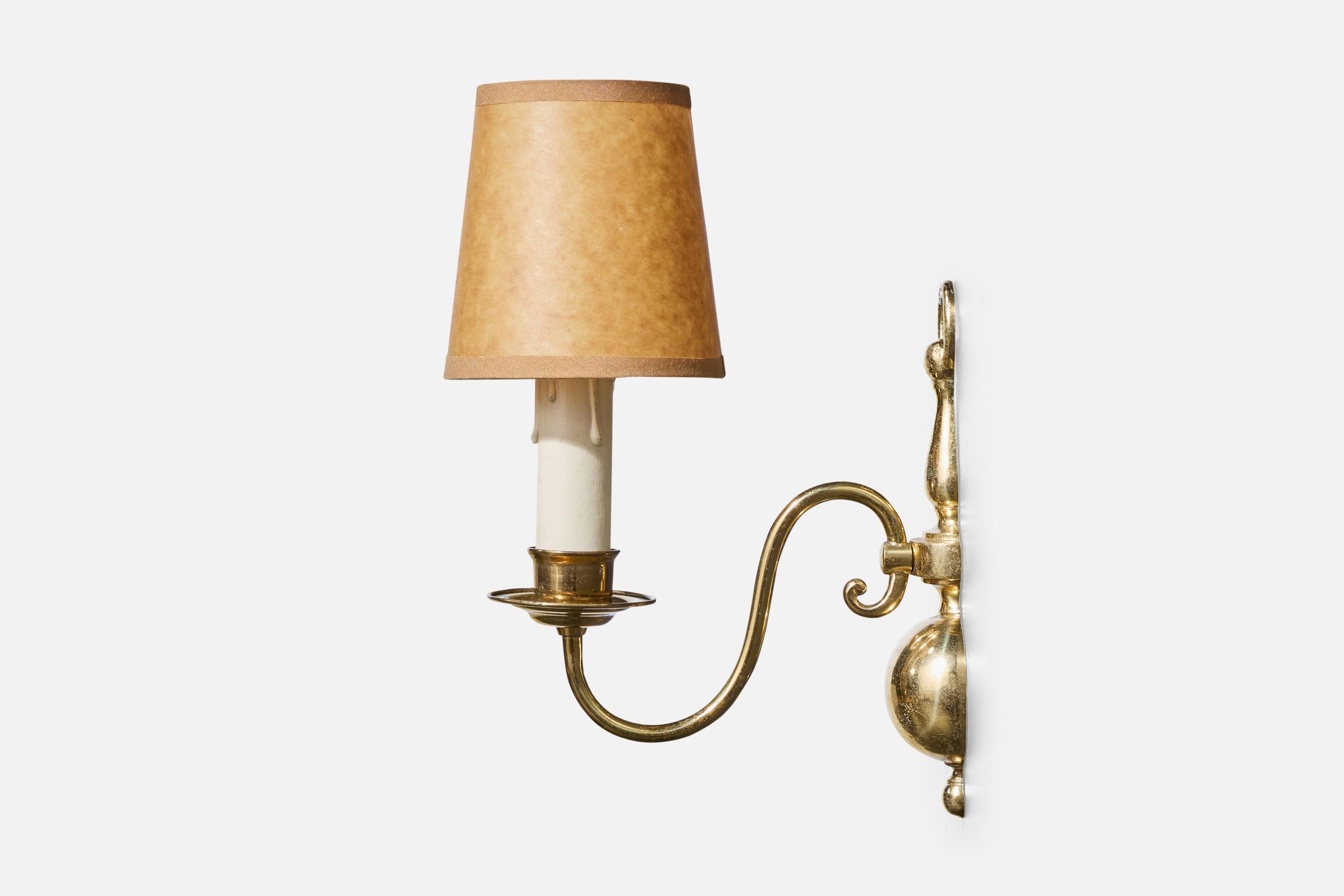 Metà XX secolo Designer francese, lampade da parete, ottone, pergamena, Francia, anni '50 in vendita