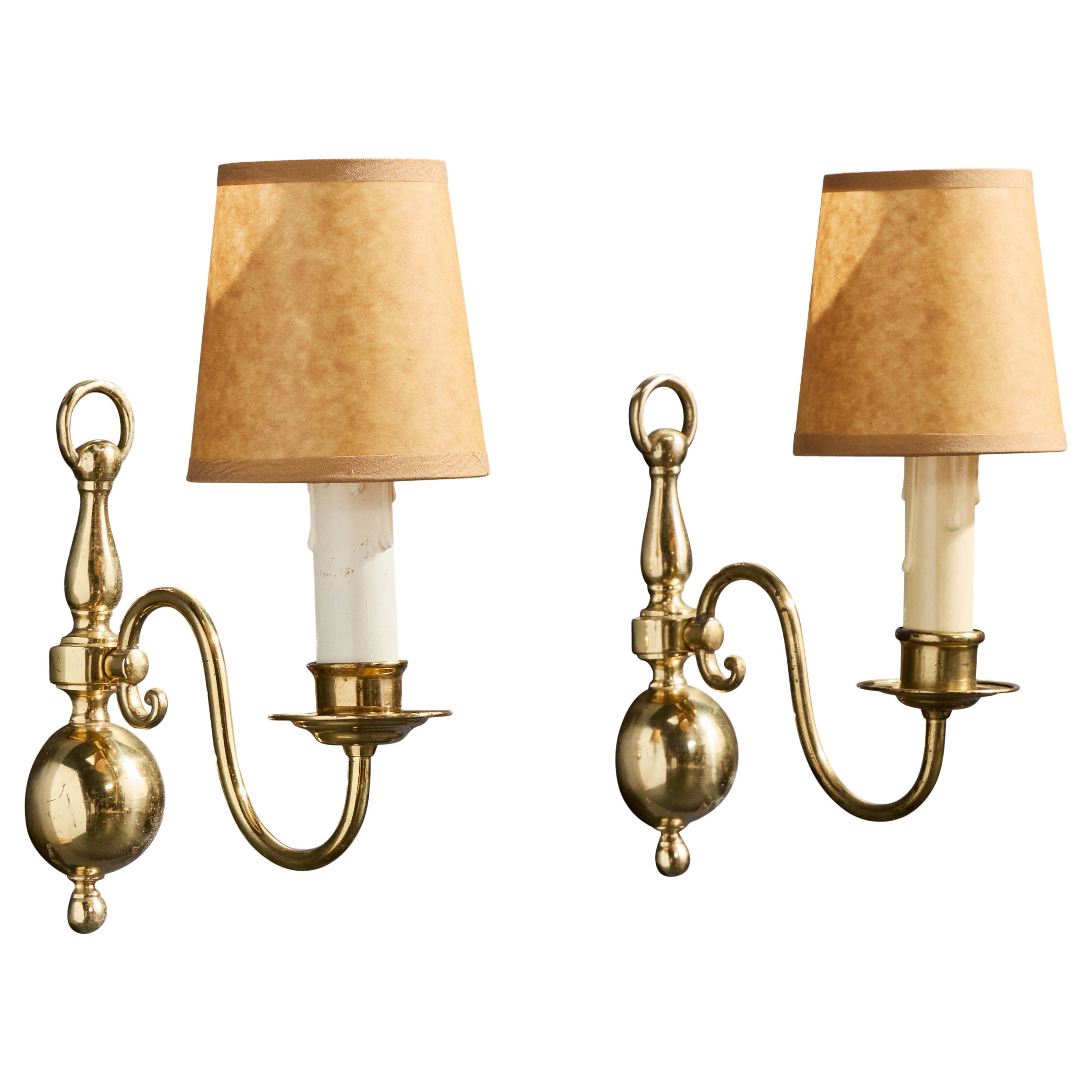 Französischer Designer, Wandleuchten, Messing, Pergament, Frankreich, 1950er Jahre