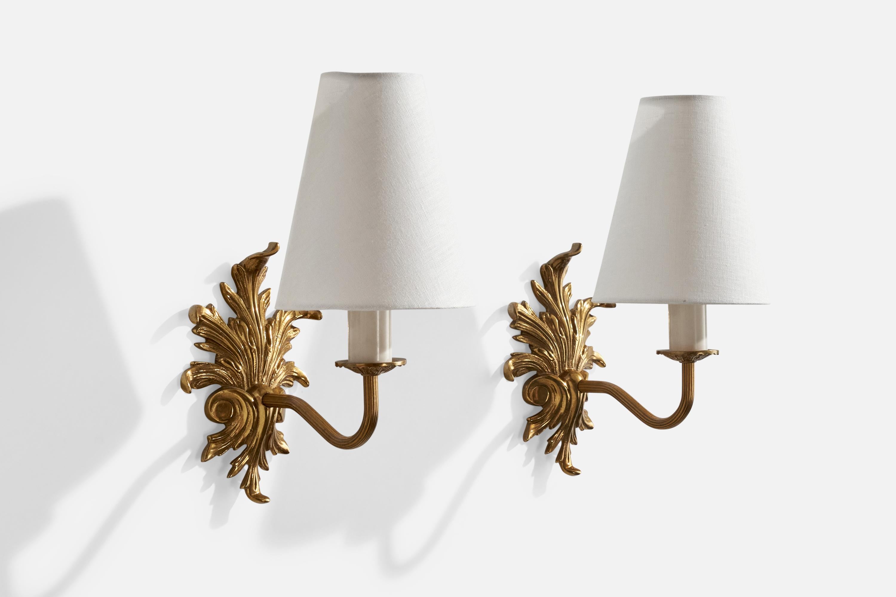 A pair of brass, fabric and white fabric wall lights designed and produced in France, c. 1950s.

Overall Dimensions (inches): 11” H x 5.25” W x 7.5“ D

Back Plate Dimensions (Inches): 7.125” H x 4.25” W x 1.25” D

Bulb Specifications: E-14

Number
