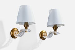 Französischer Designer, Wandleuchten, Messing, Plexiglas, Stoff, Frankreich, 1950er Jahre