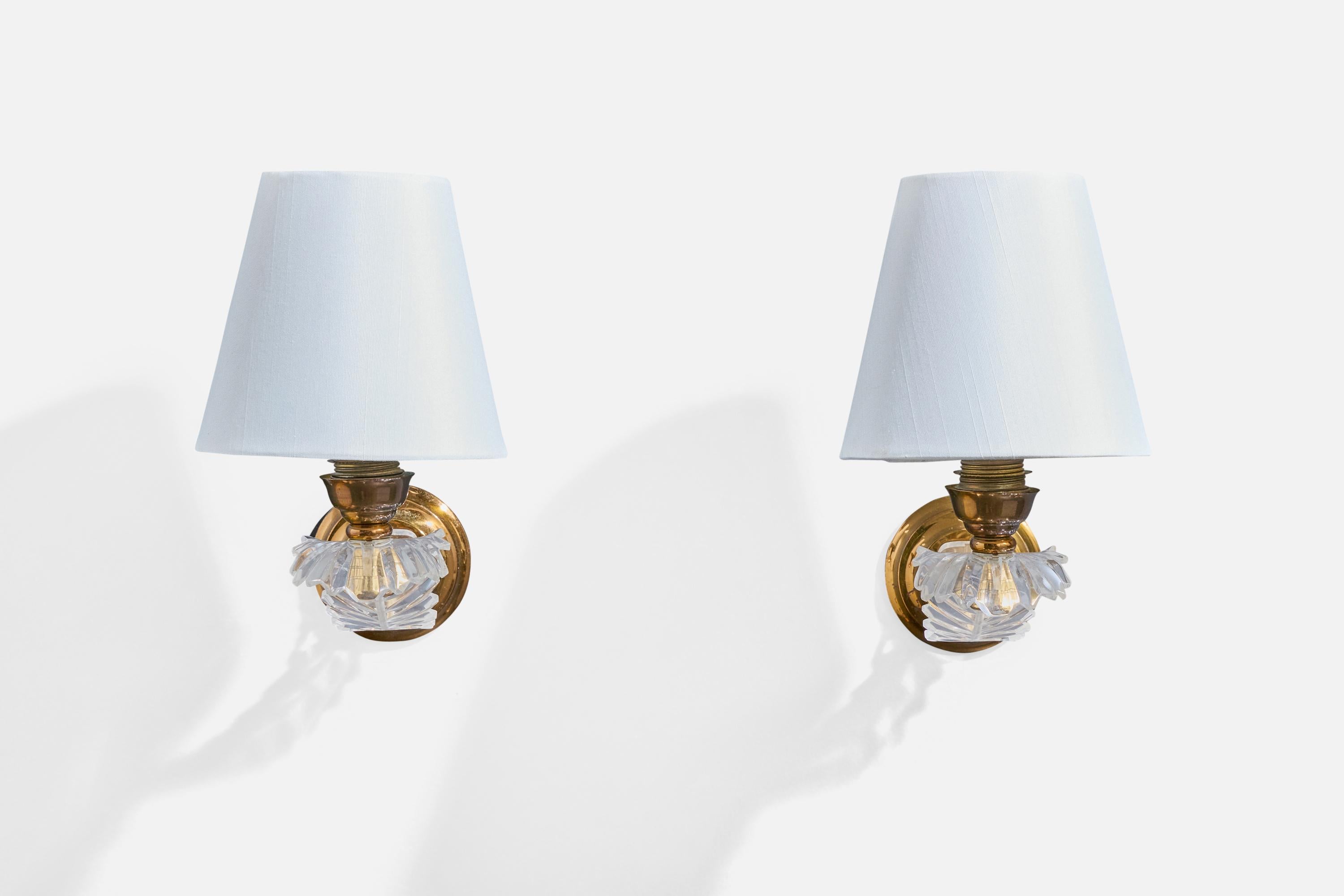 Français Designer français, appliques murales, laiton, plexiglas, tissu, France, années 1950