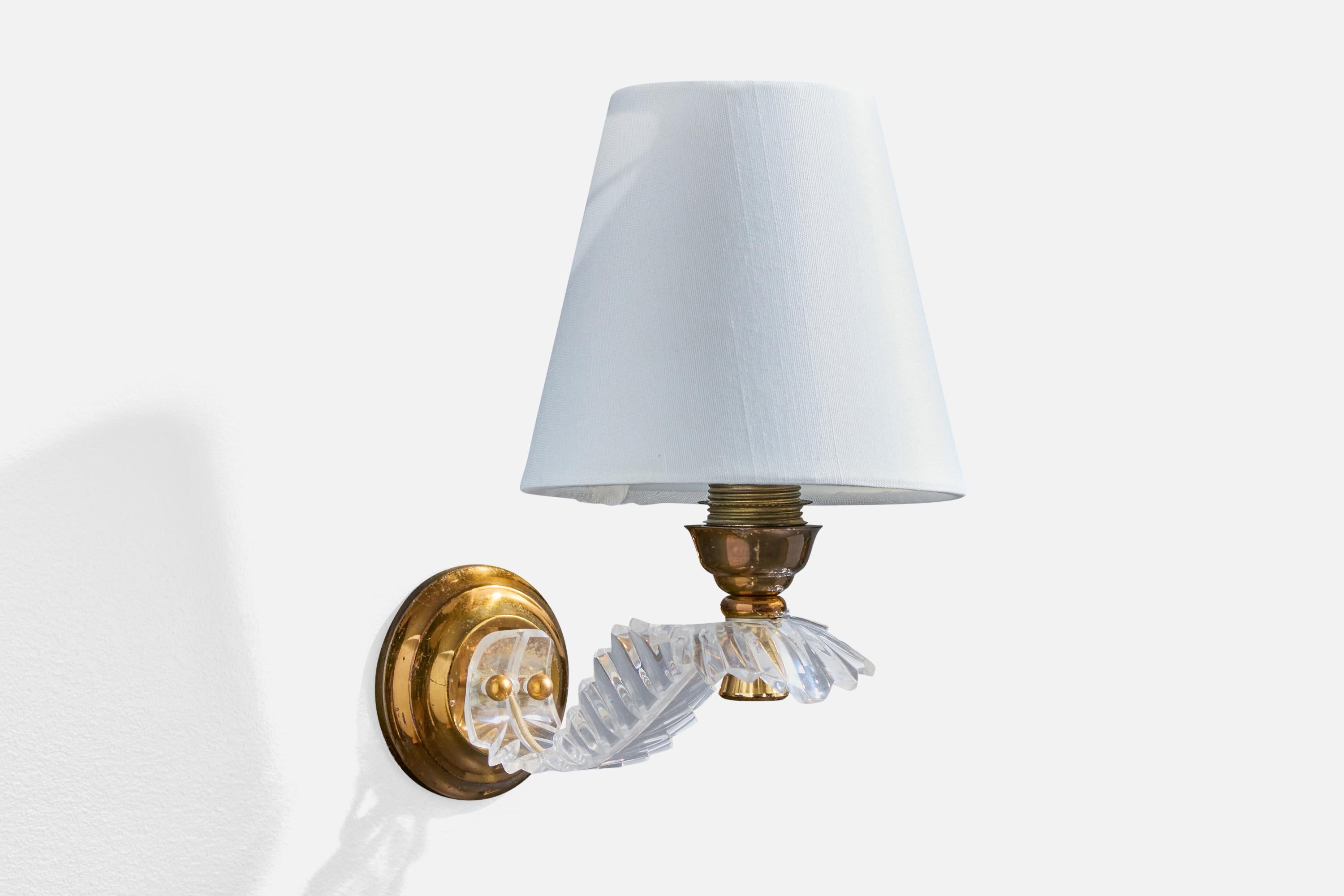 Designer français, appliques murales, laiton, plexiglas, tissu, France, années 1950 Bon état à High Point, NC