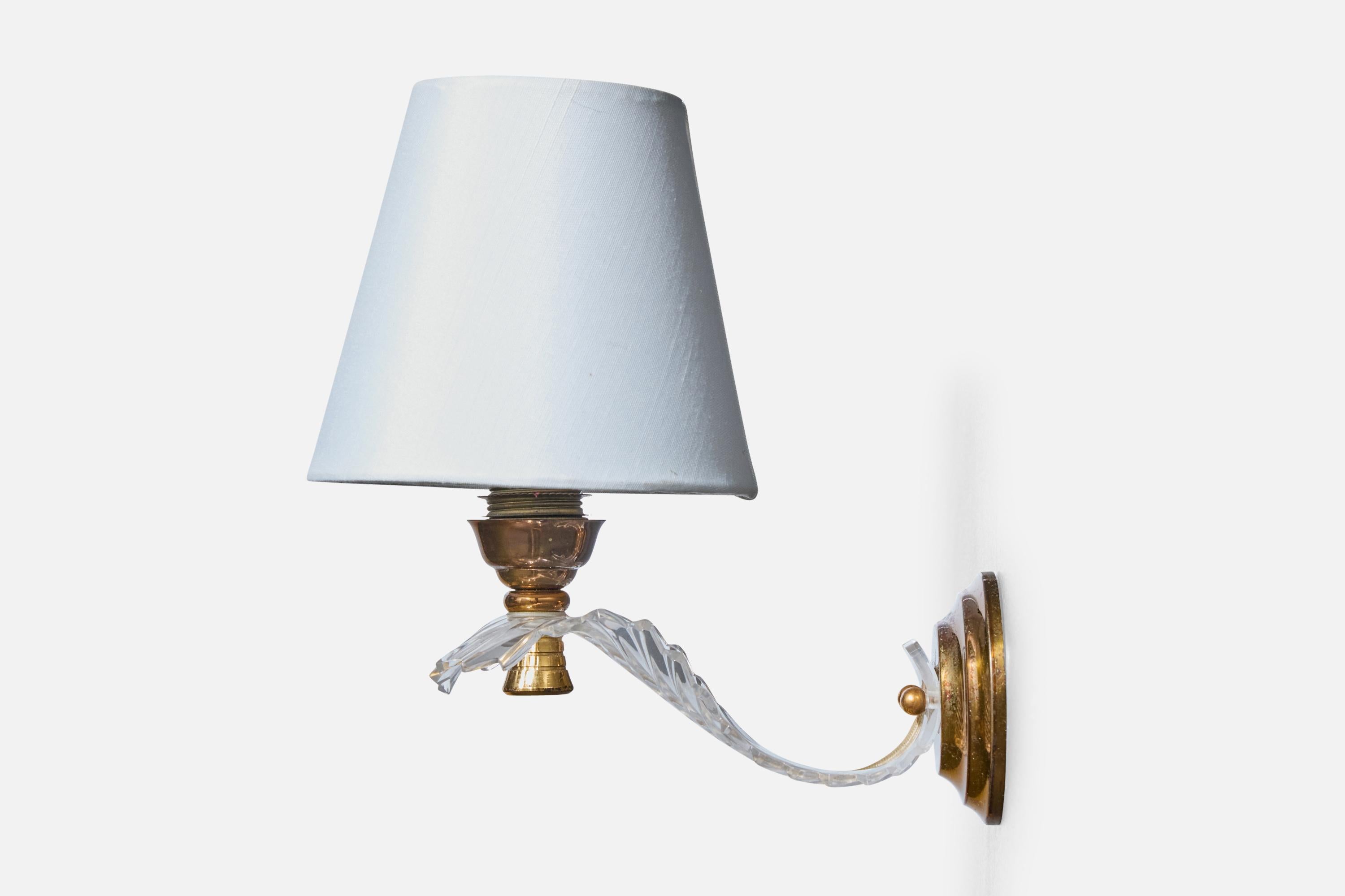 Milieu du XXe siècle Designer français, appliques murales, laiton, plexiglas, tissu, France, années 1950