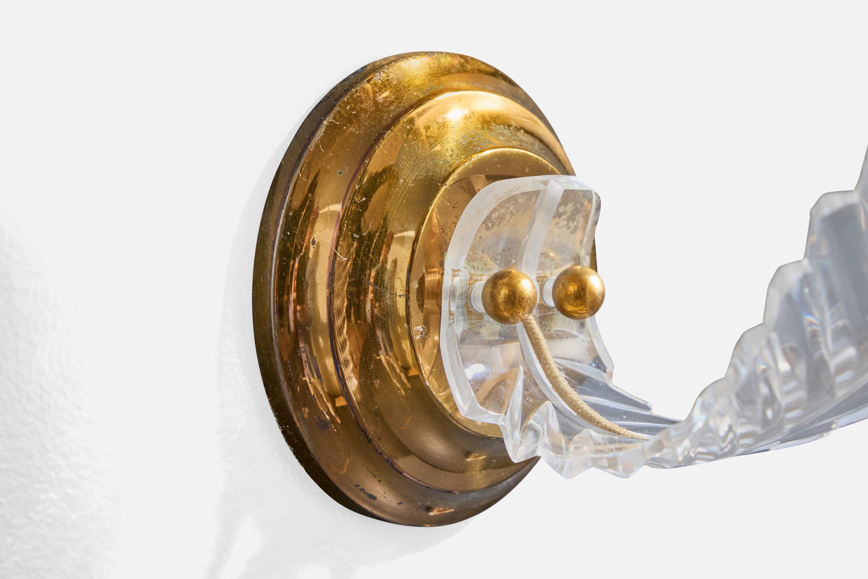 Laiton Designer français, appliques murales, laiton, plexiglas, tissu, France, années 1950