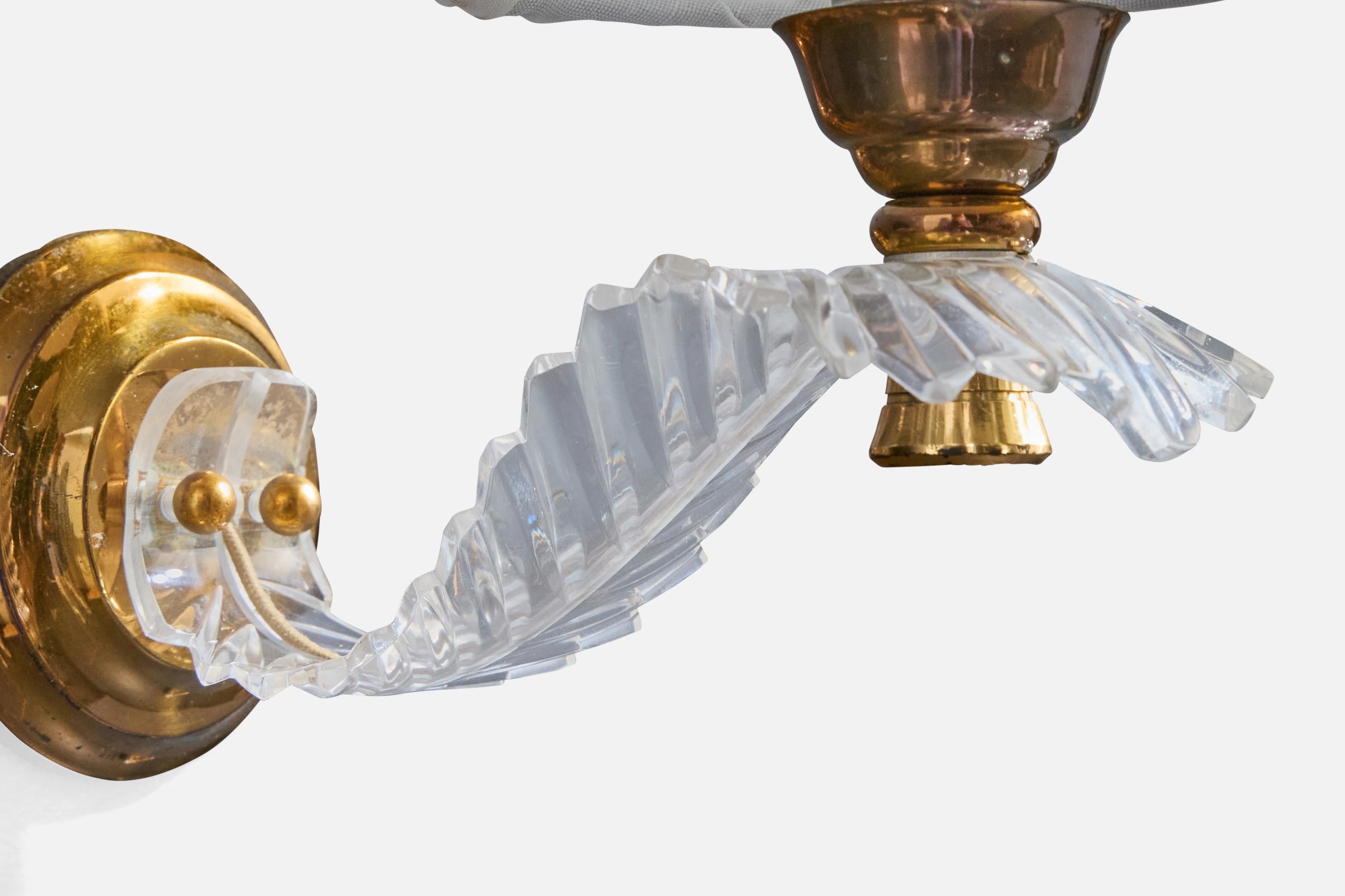 Designer français, appliques murales, laiton, plexiglas, tissu, France, années 1950 1