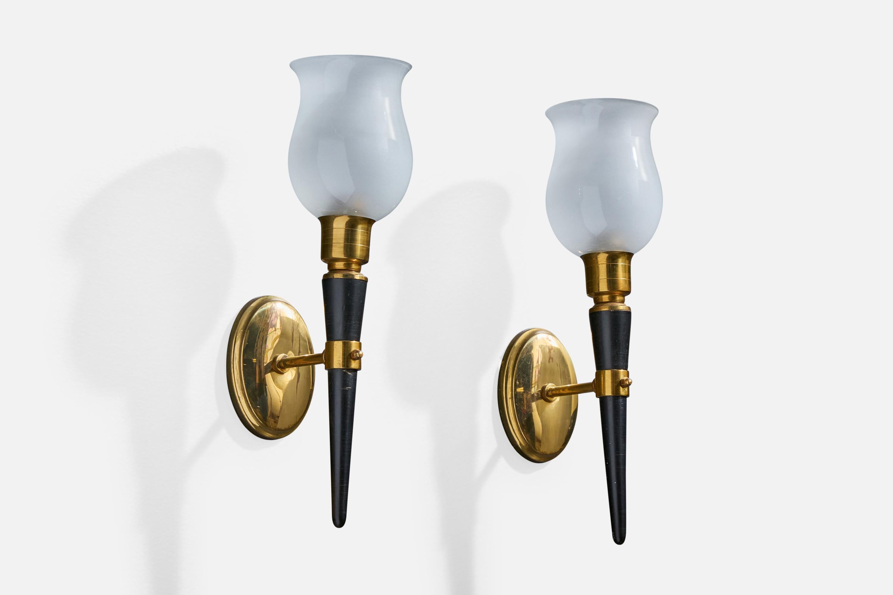 Coppia di applique in ottone, legno laccato nero e vetro opalino bianco progettate e prodotte in Francia, anni '50 circa.

Leggera ossidazione presente in tutto l'ottone, graffi moderati presenti sulla piastra posteriore in ottone. Sono presenti