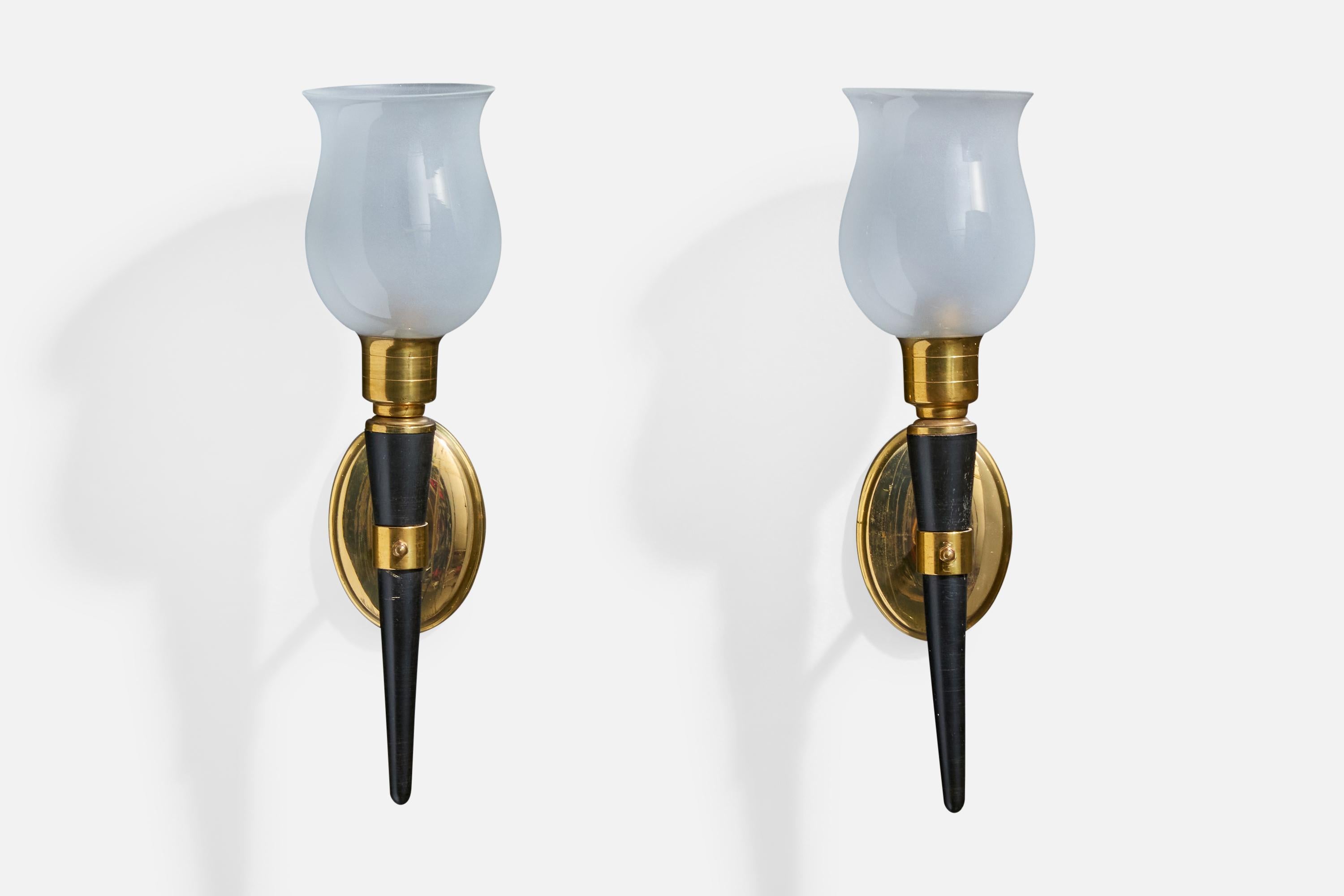 Francese Designer francese, lampade da parete, ottone, legno, vetro, Francia, anni '50 in vendita