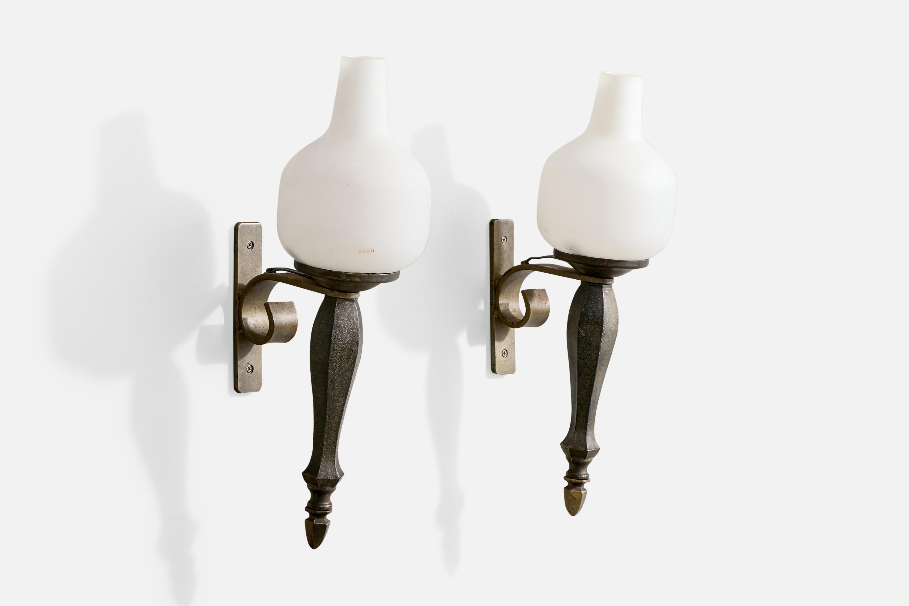 Paire d'appliques en bronze, fer et verre opalin blanc, designées et produites en France, c.C.

Dimensions globales (en pouces) : 16,5 