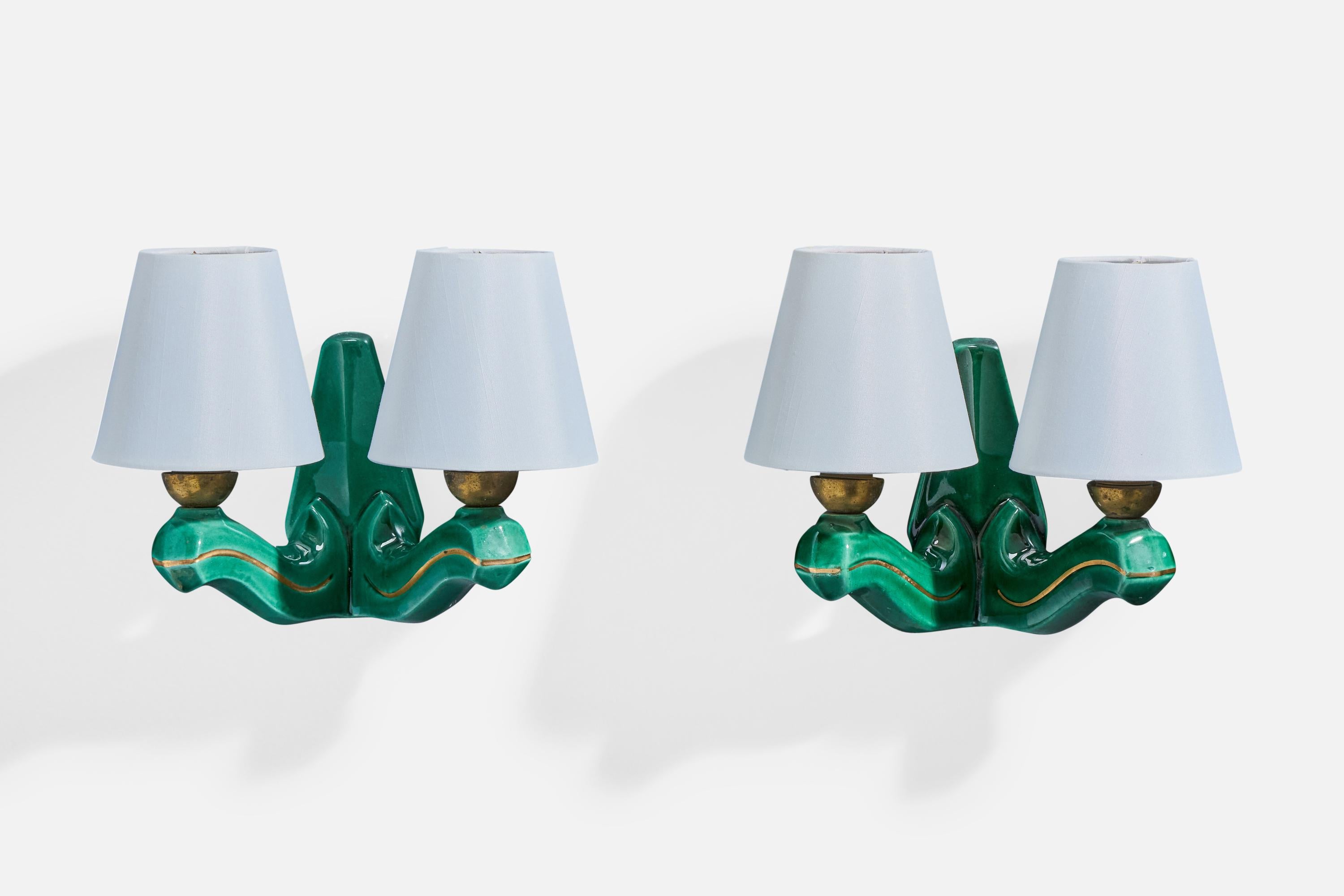 Coppia di applique in ceramica smaltata verde, ottone e tessuto bianco progettate e prodotte in Francia, anni '60 circa.

Dimensioni complessive (pollici): 9,0 