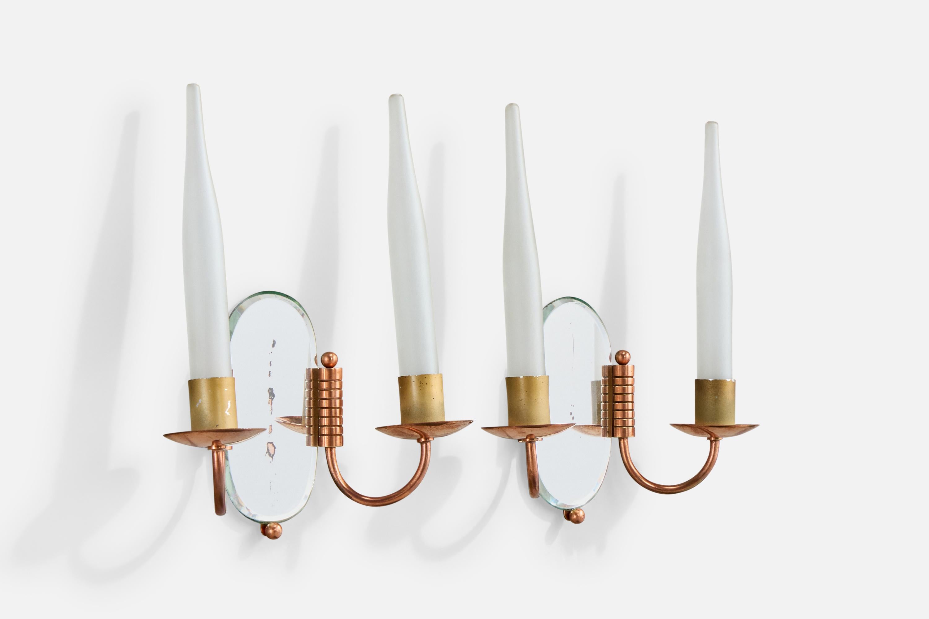 Mid-Century moderno Designer francese, lampade da parete, rame, ottone, vetro, Francia, anni '50 in vendita