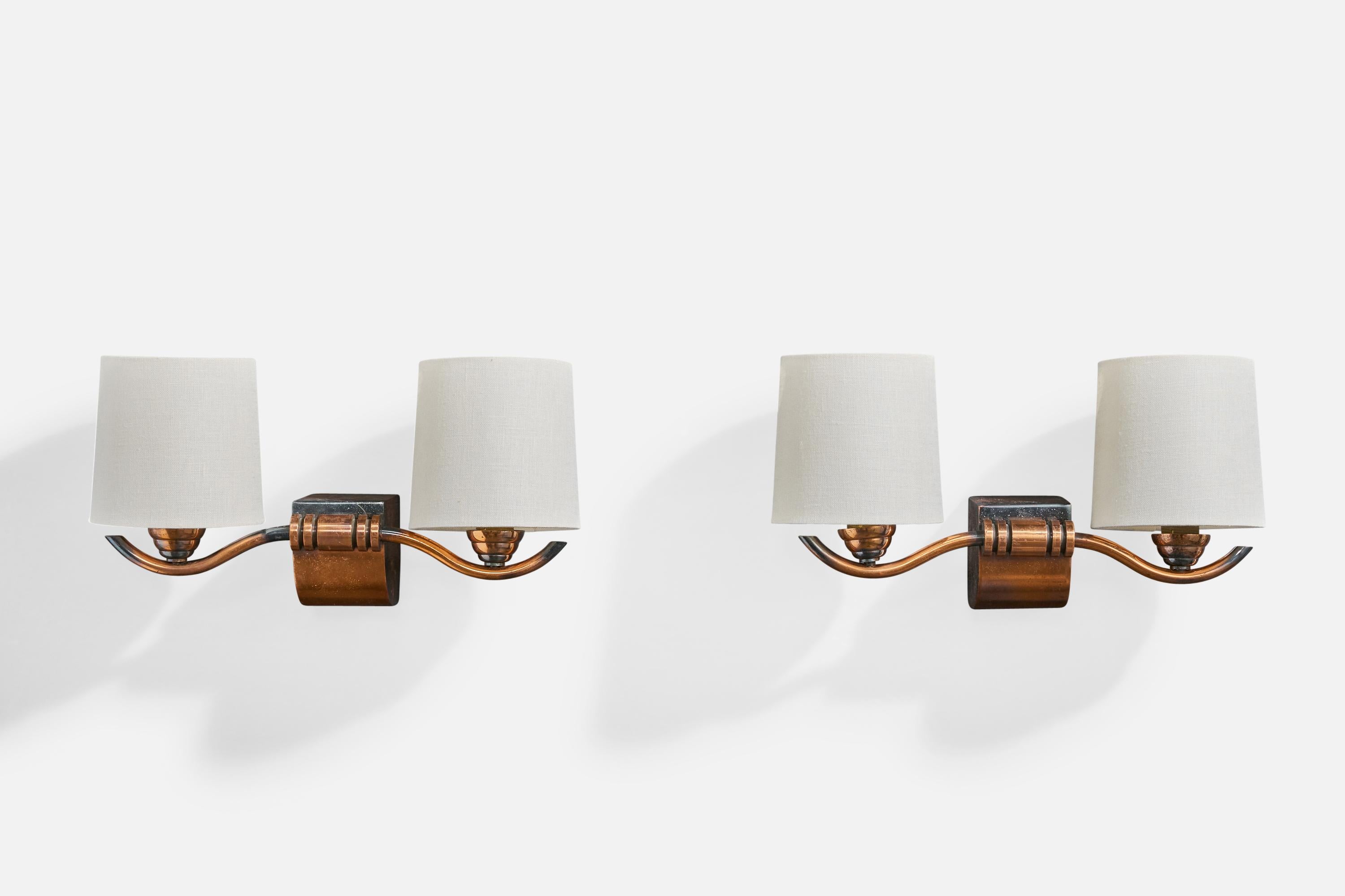 Coppia di applique in rame brunito e tessuto bianco progettate e prodotte in Francia, anni '50 circa.

Paralumi nuovi di zecca.

Dimensioni complessive (pollici): 7 
