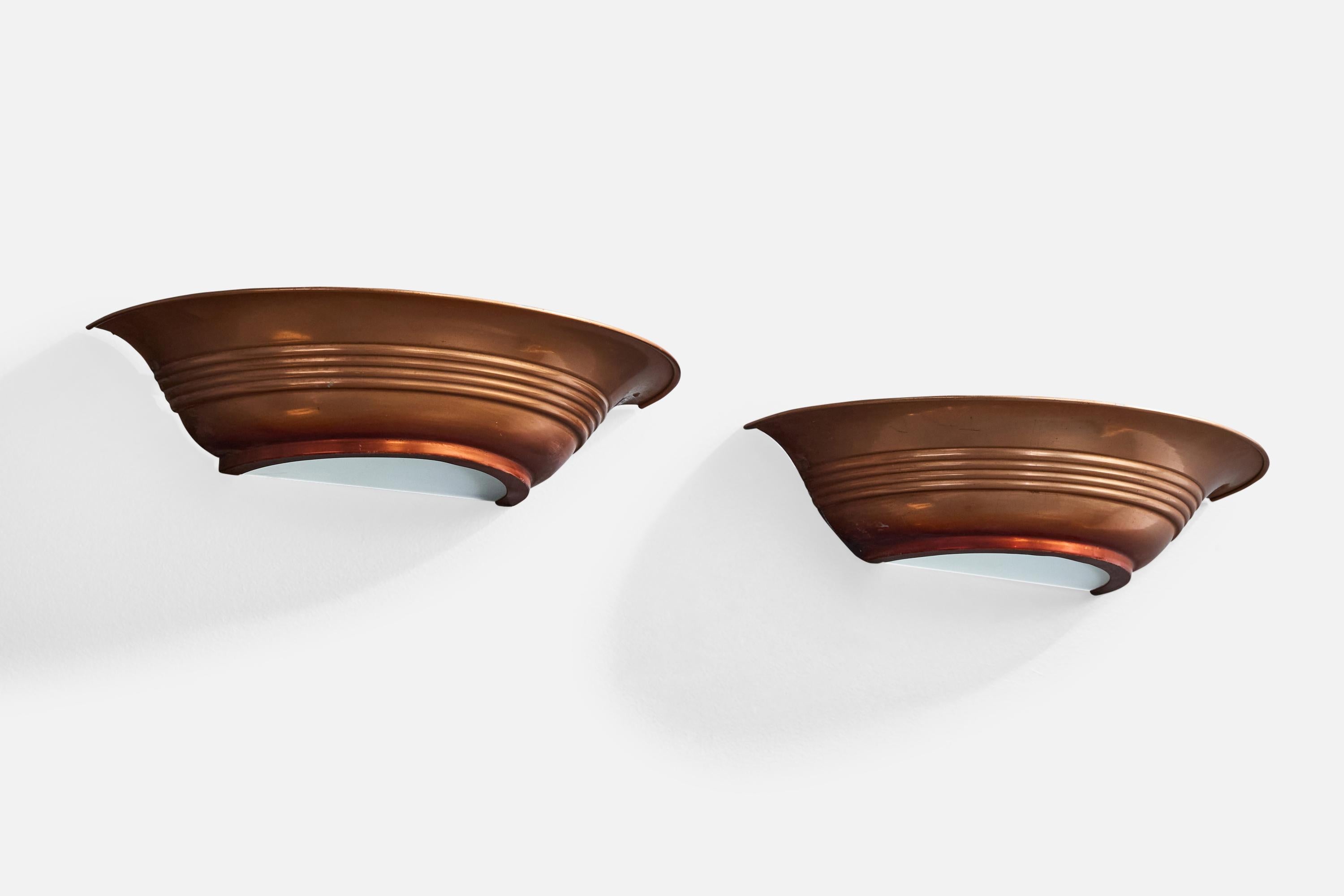 Pareja de apliques de cobre y vidrio esmerilado diseñados y fabricados en Francia, c. década de 1940.

Dimensiones totales (pulgadas): 12,875 