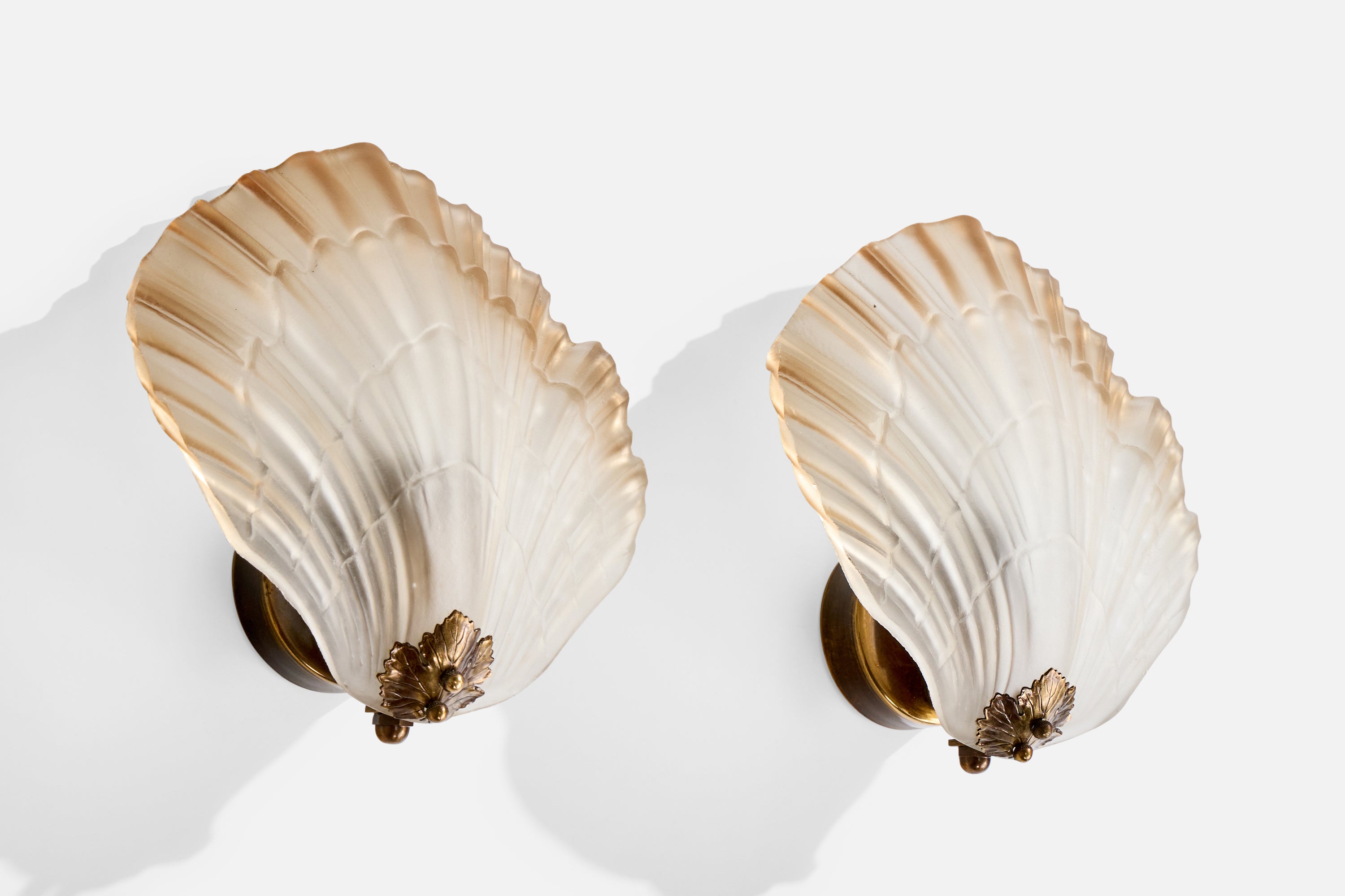 Pareja de apliques de cristal y latón probablemente diseñados y fabricados en Francia, c. 1960.

Oxidación presente en el latón

Desgaste propio de la edad y el uso

Dimensiones totales (pulgadas): 8,5