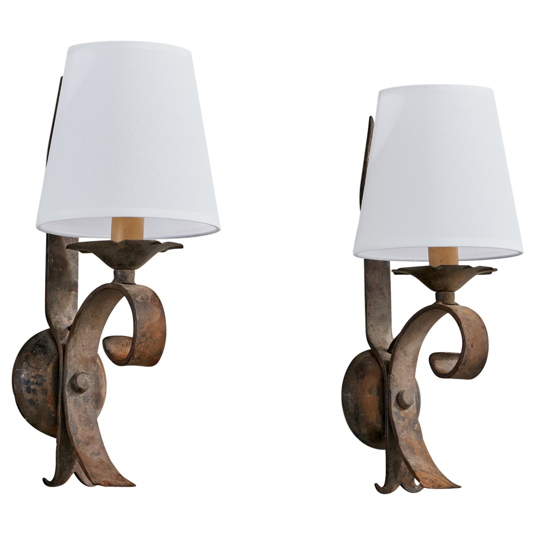 Designer francese, lampade da parete, ferro, bachelite, tessuto, Francia, anni '40