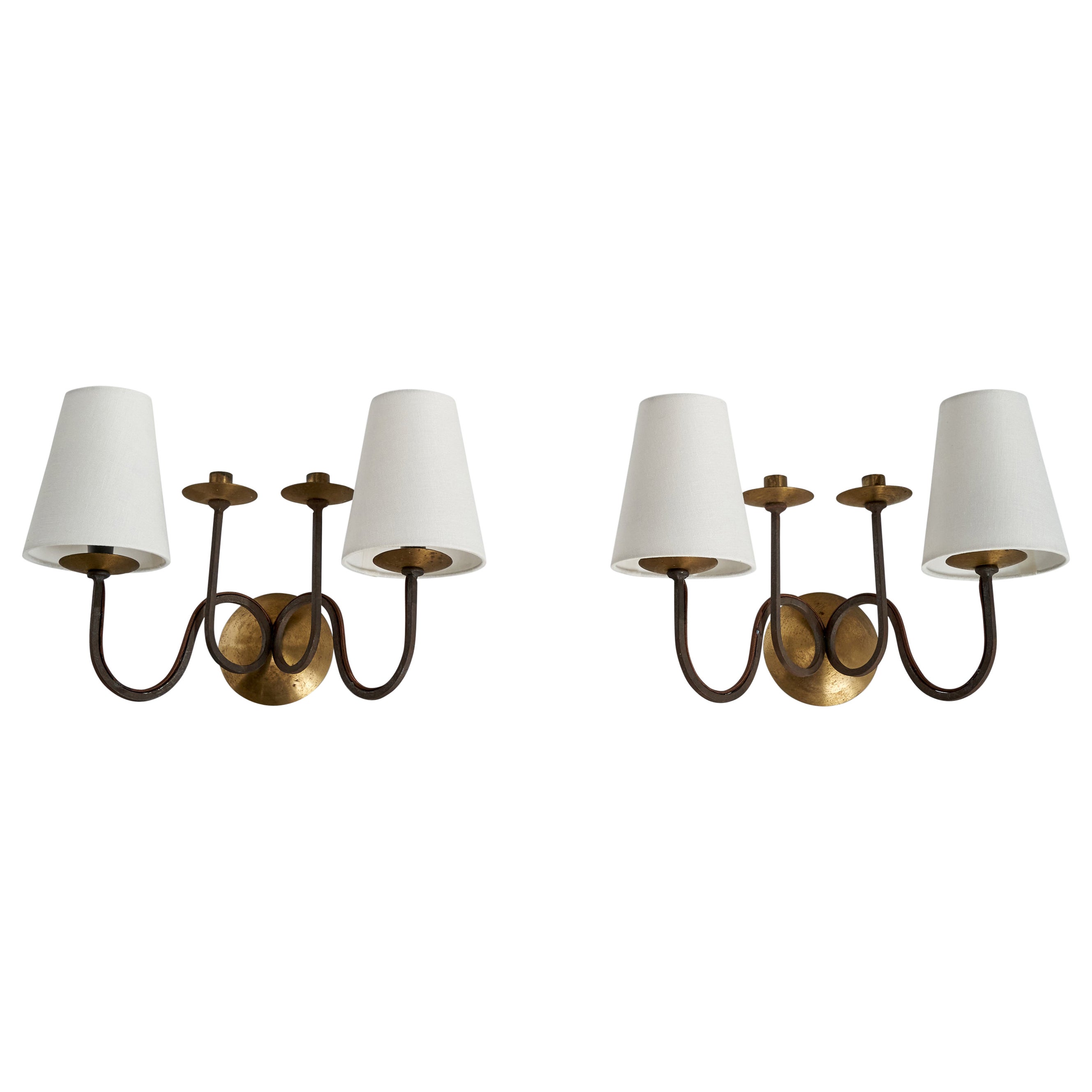 Designer francese, lampade da parete, ferro, ottone, tessuto, Francia, anni '40