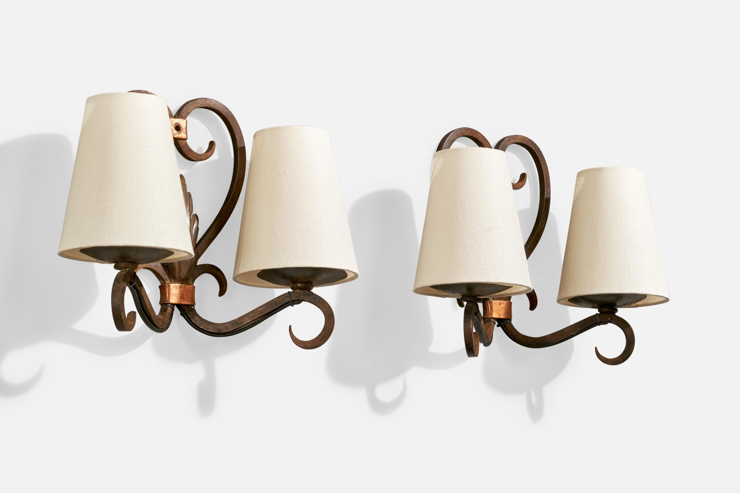 Francese Designer francese, lampade da parete, ferro, tessuto, Francia, anni '30 in vendita