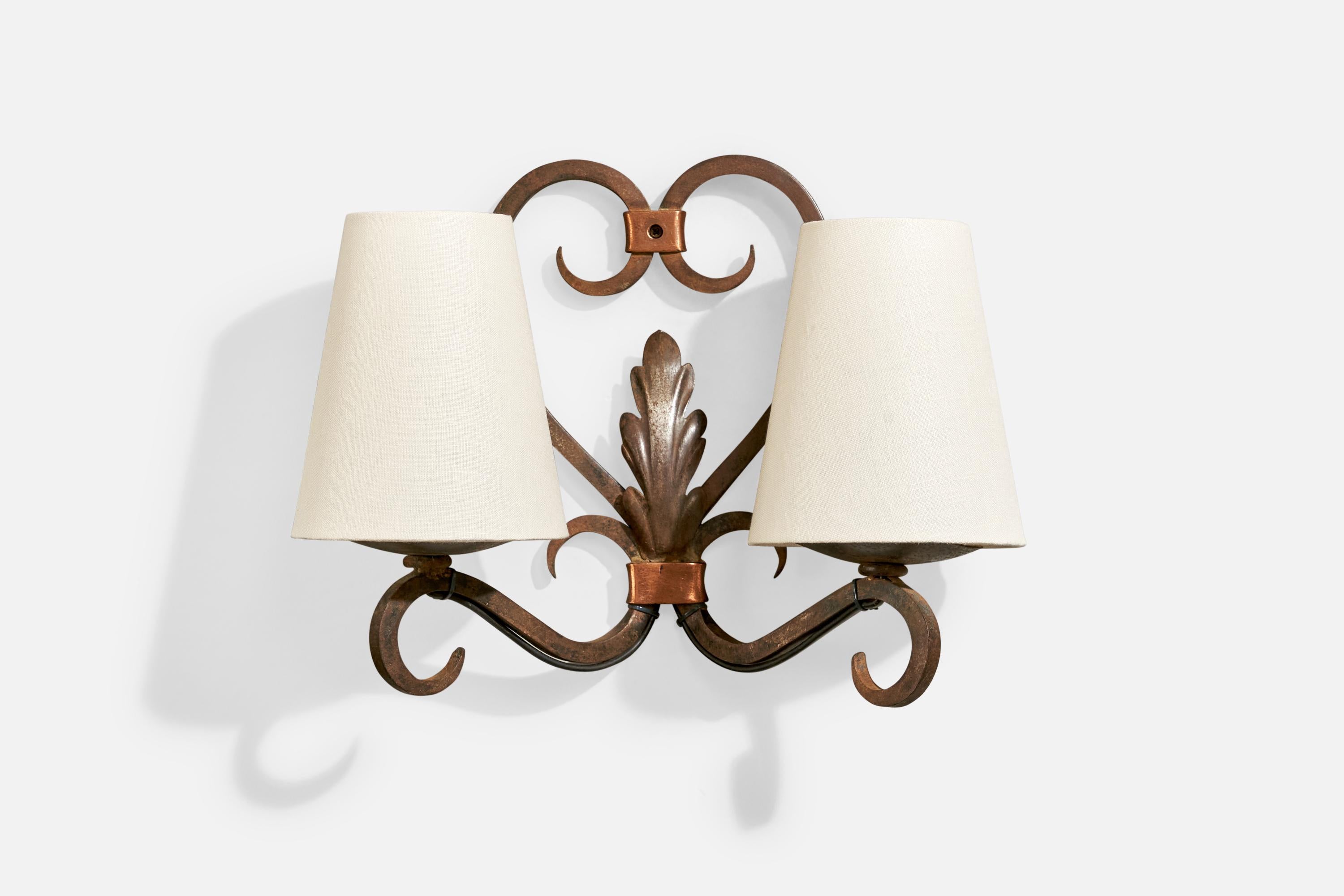 Designer francese, lampade da parete, ferro, tessuto, Francia, anni '30 In condizioni buone in vendita a High Point, NC