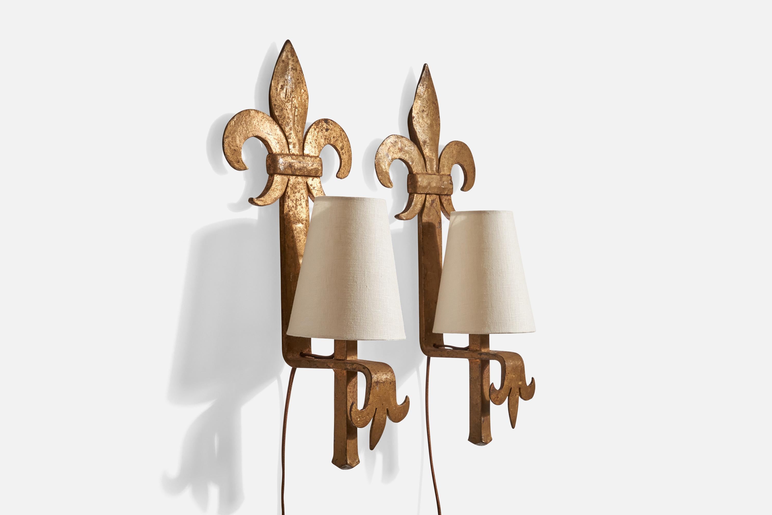 Coppia di lampade da parete in ferro verniciato in bronzo e tessuto bianco progettate e prodotte in Francia, anni '40 circa.

Dimensioni complessive (pollici): 19