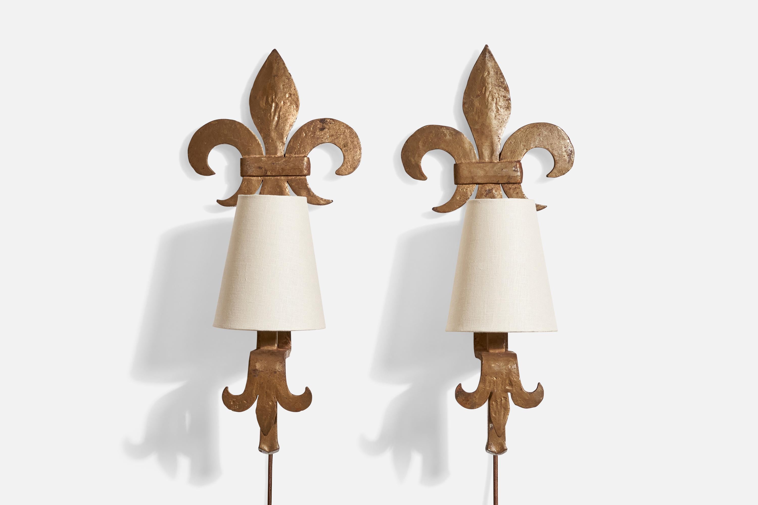 Francese Designer francese, lampade da parete, ferro, tessuto, Francia, anni '1940 in vendita