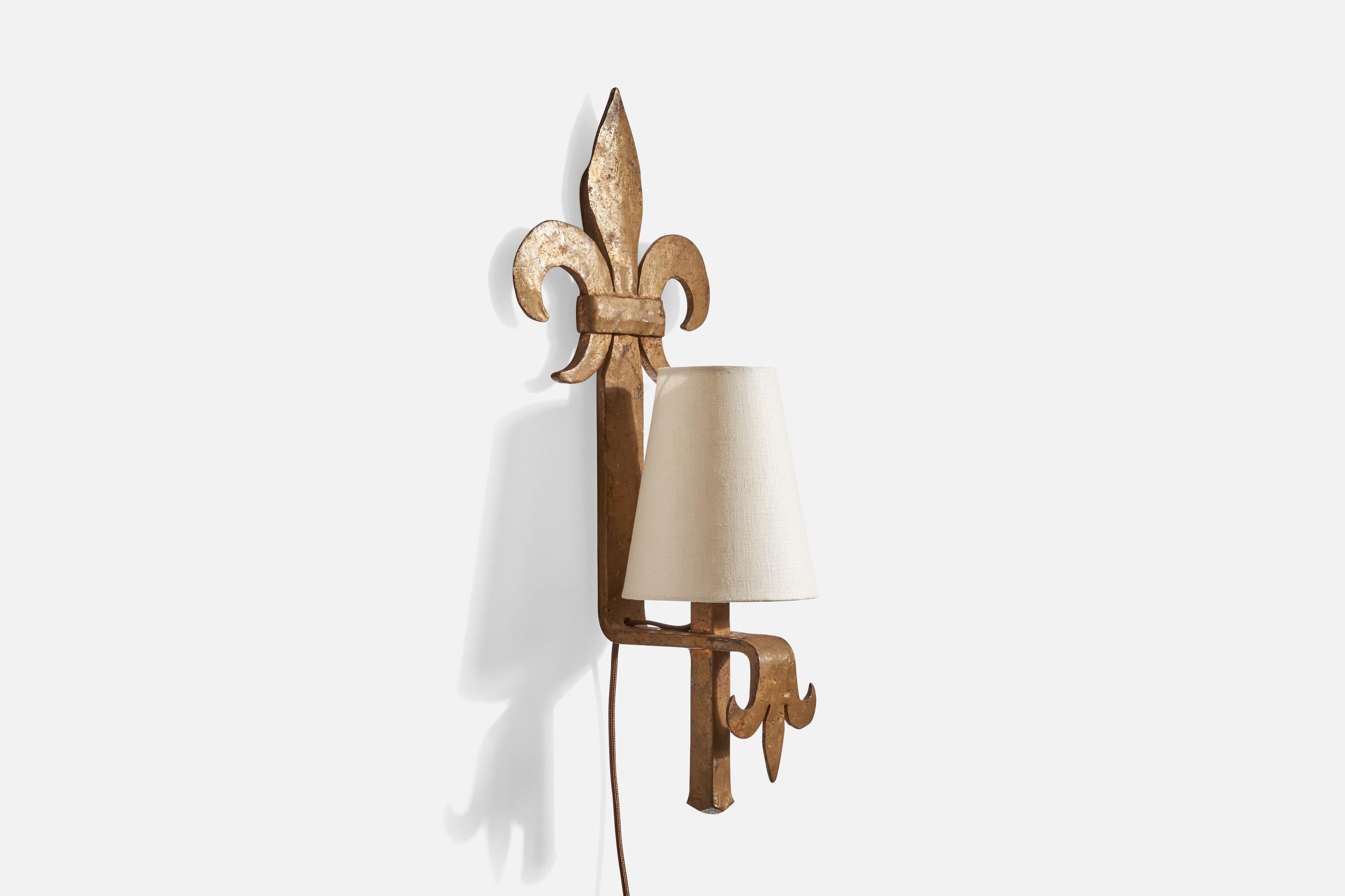 Designer francese, lampade da parete, ferro, tessuto, Francia, anni '1940 In condizioni buone in vendita a High Point, NC