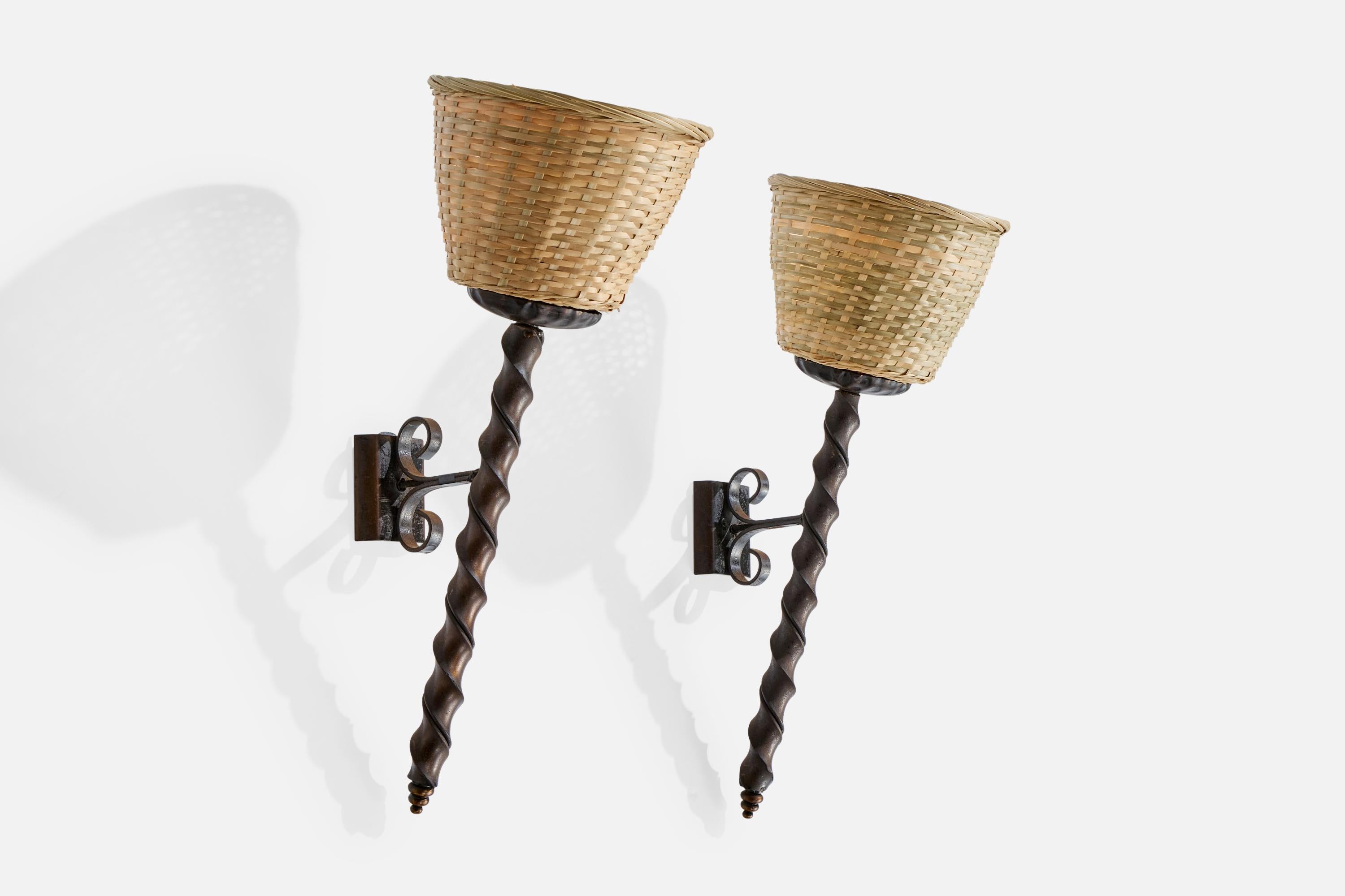 Ein Paar Wandleuchten aus Gusseisen und Rattan, entworfen und hergestellt in Frankreich, ca. 1940er Jahre.

Ersetzte Lampenschirme.

Gesamtabmessungen (Zoll): 16,5 