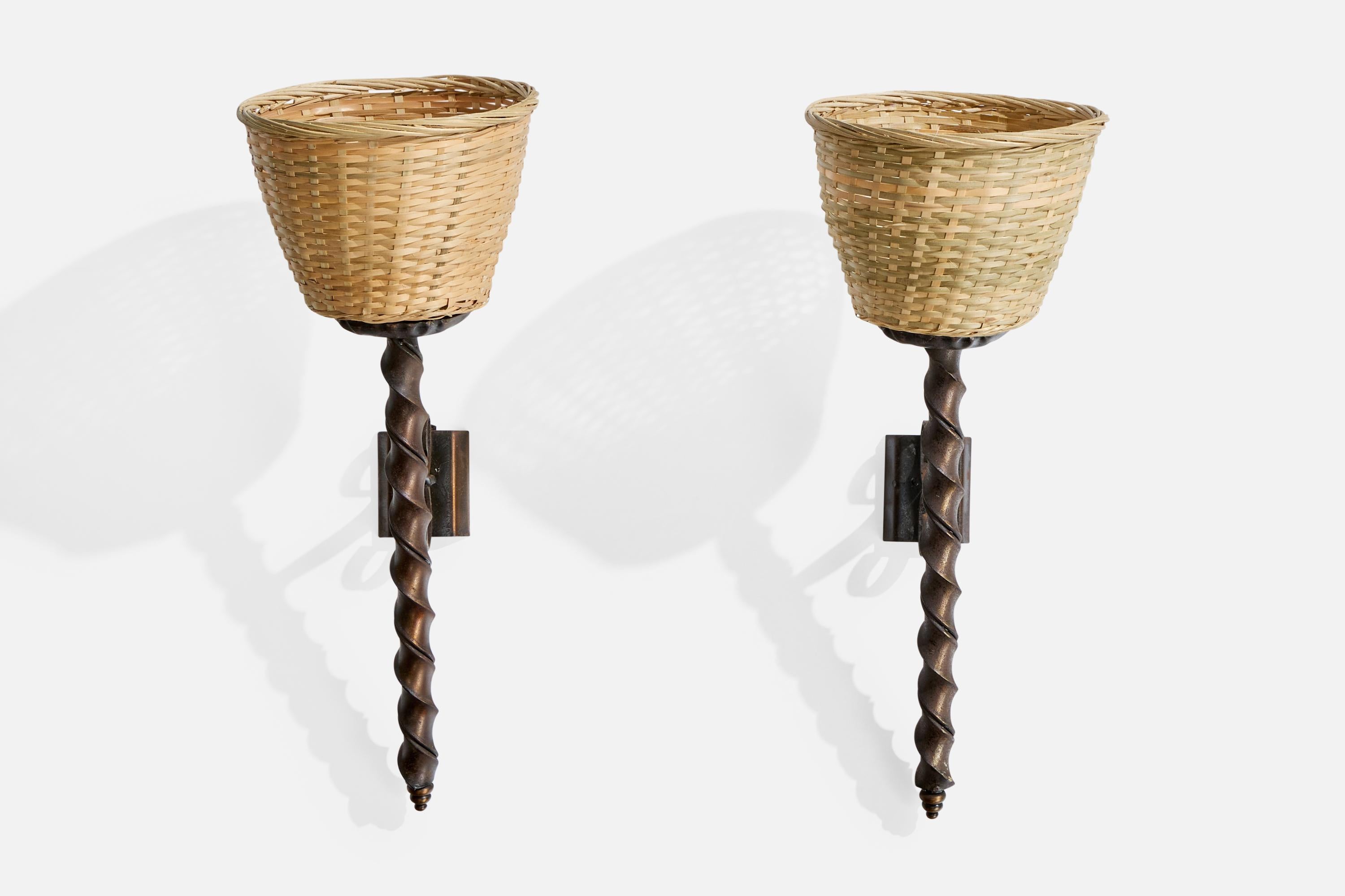 Französischer Designer, Wandleuchten, Eisen, Rattan, Frankreich, 1940er Jahre (Moderne der Mitte des Jahrhunderts) im Angebot