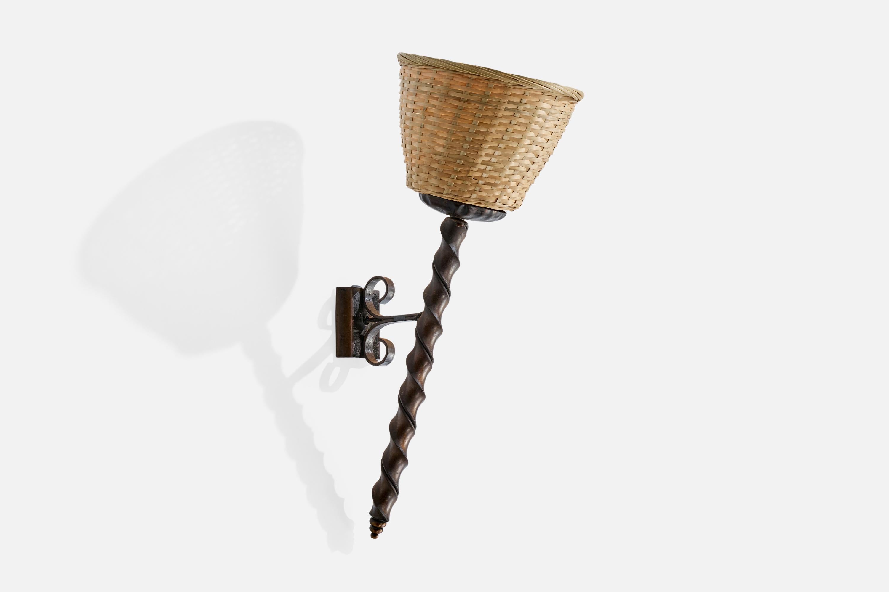 Französischer Designer, Wandleuchten, Eisen, Rattan, Frankreich, 1940er Jahre im Zustand „Gut“ im Angebot in High Point, NC