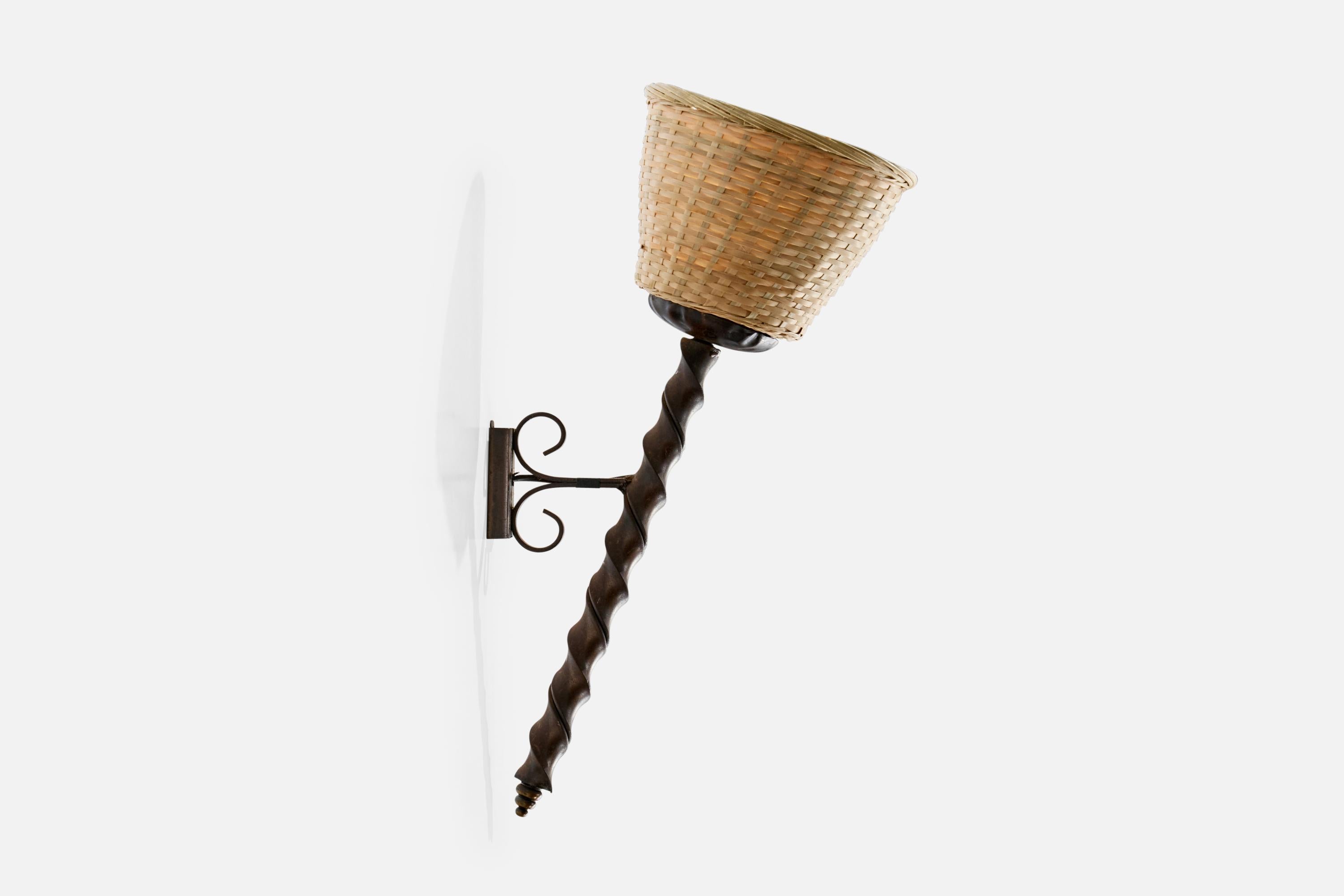 Französischer Designer, Wandleuchten, Eisen, Rattan, Frankreich, 1940er Jahre (Mitte des 20. Jahrhunderts) im Angebot