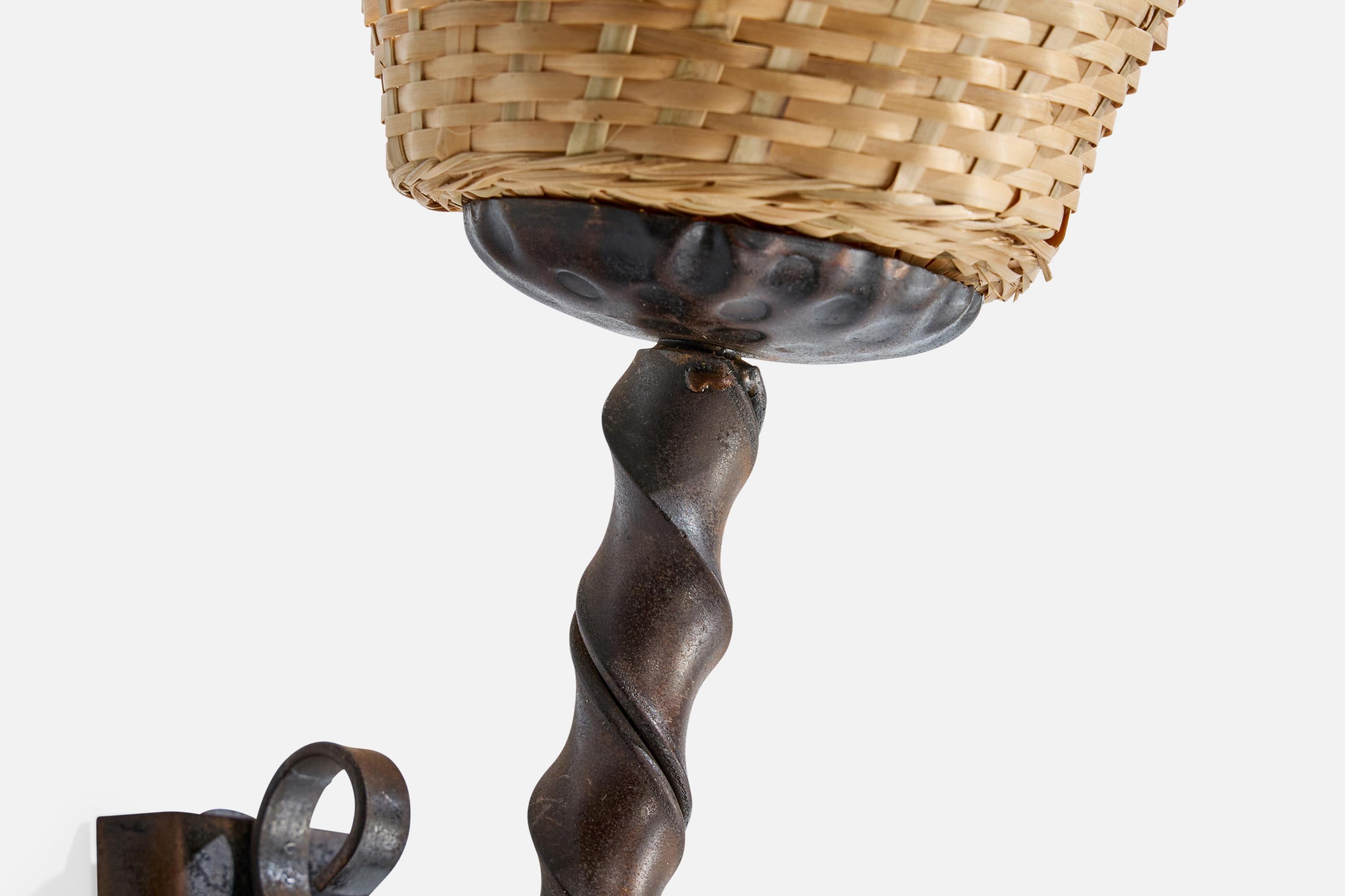 Französischer Designer, Wandleuchten, Eisen, Rattan, Frankreich, 1940er Jahre im Angebot 3