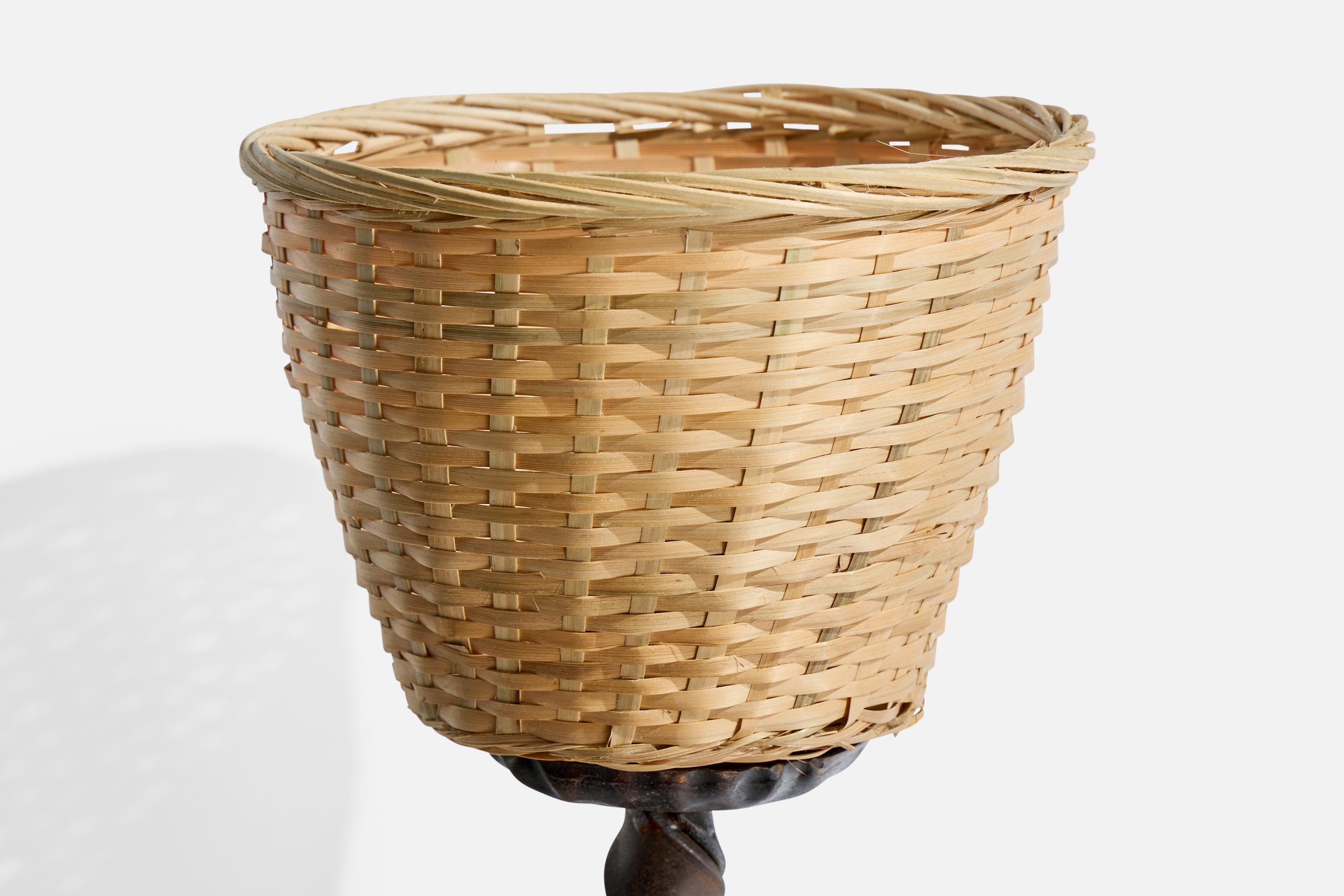 Französischer Designer, Wandleuchten, Eisen, Rattan, Frankreich, 1940er Jahre im Angebot 4