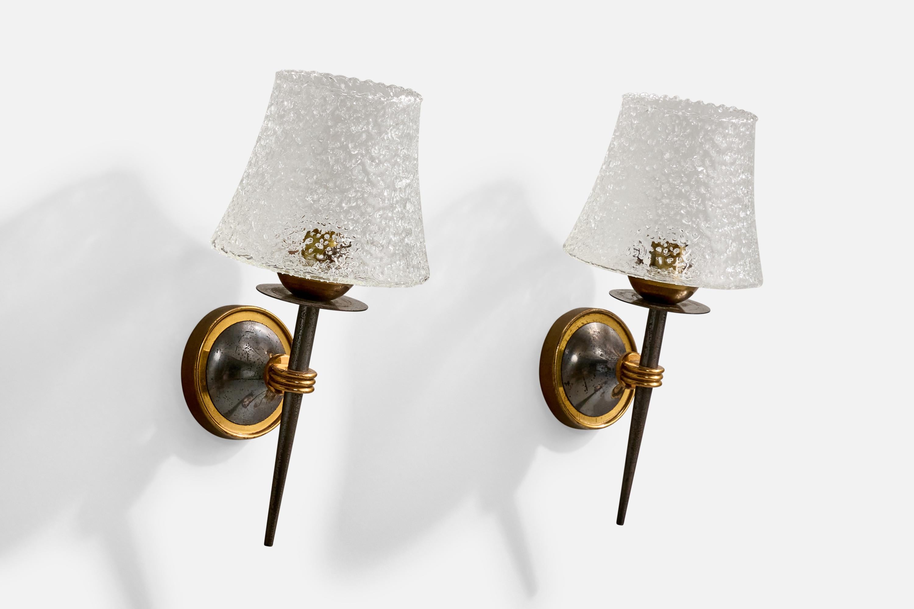 Pareja de apliques de latón, metal y cristal diseñados y fabricados en Francia, c. 1950.

Presencia de oxidación en el latón y el metal acorde con la edad y el uso

Dimensiones totales (en pulgadas): 11,5