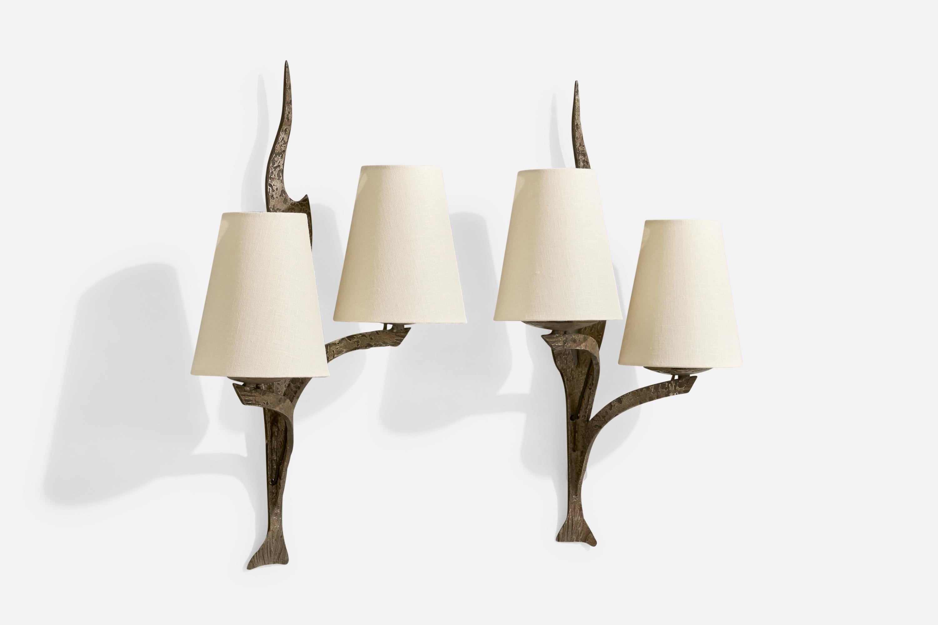 Francese Designer francese, lampade da parete, metallo, tessuto, anni '60 in vendita