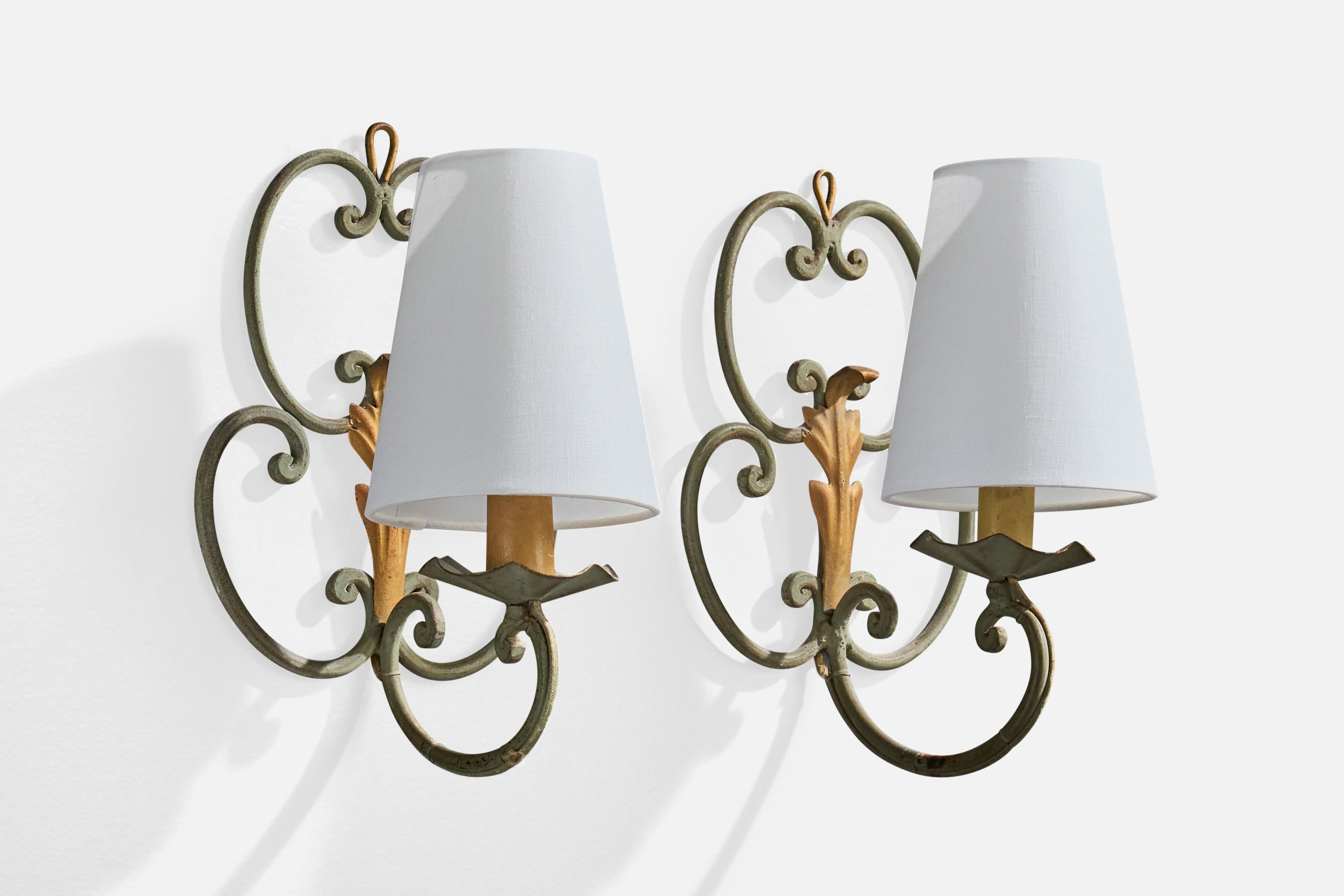 Coppia di lampade da parete in metallo verniciato verde e oro e tessuto bianco progettate e prodotte in Francia, anni '40 circa.

Dimensioni complessive (pollici): 11.625 