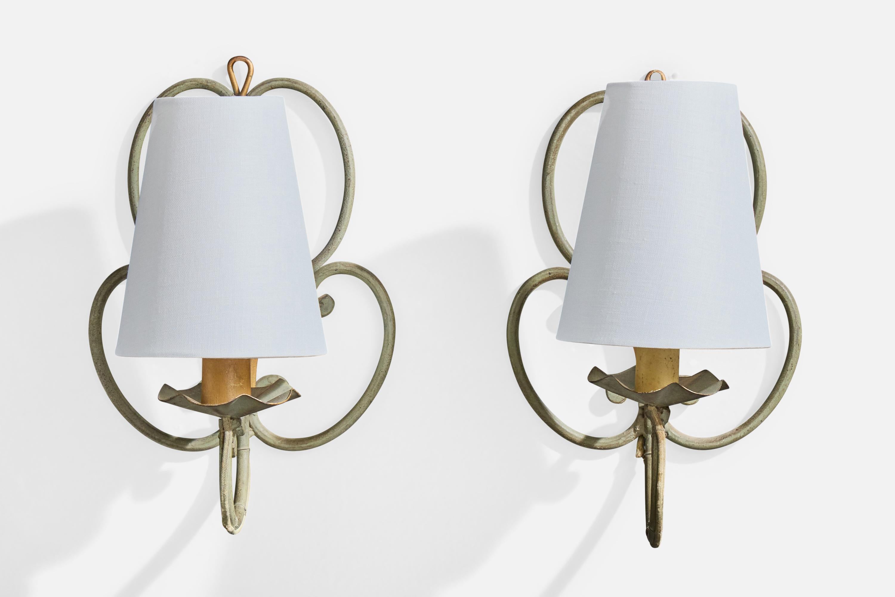 Mid-Century moderno Designer francese, lampade da parete, metallo, tessuto, Francia, anni '1940 in vendita