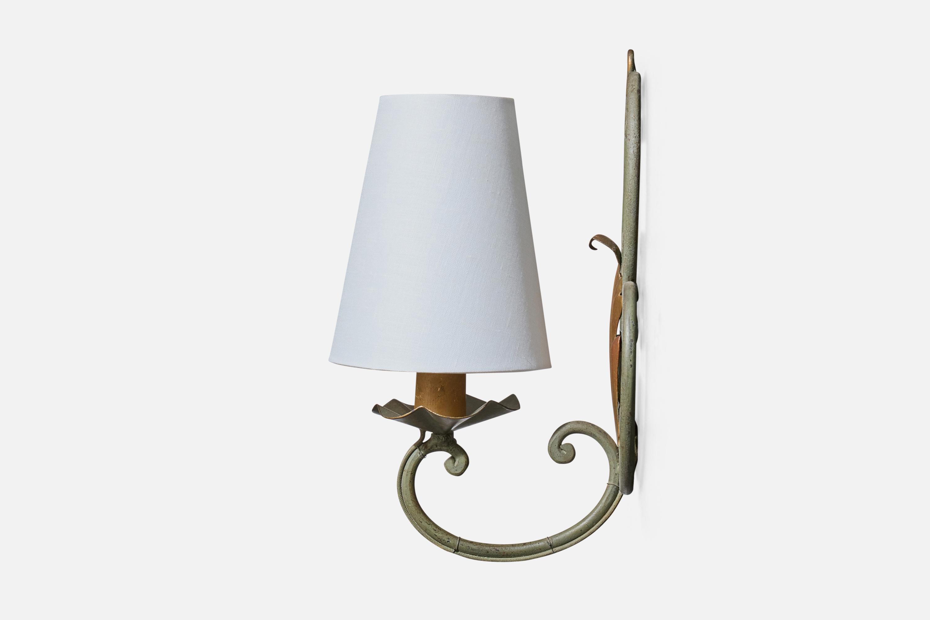 Designer francese, lampade da parete, metallo, tessuto, Francia, anni '1940 In condizioni buone in vendita a High Point, NC