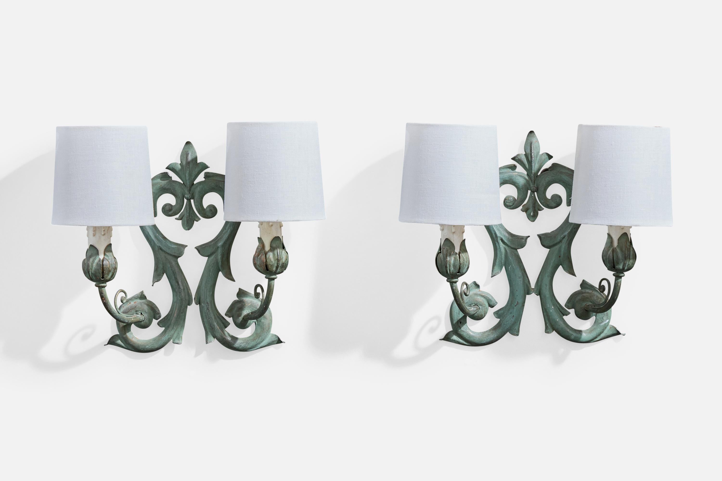 Coppia di applique in metallo verniciato verde, plastica bianca e tessuto, probabilmente progettate e prodotte in Francia, negli anni '50 circa.

Dimensioni complessive (pollici): 10,5 