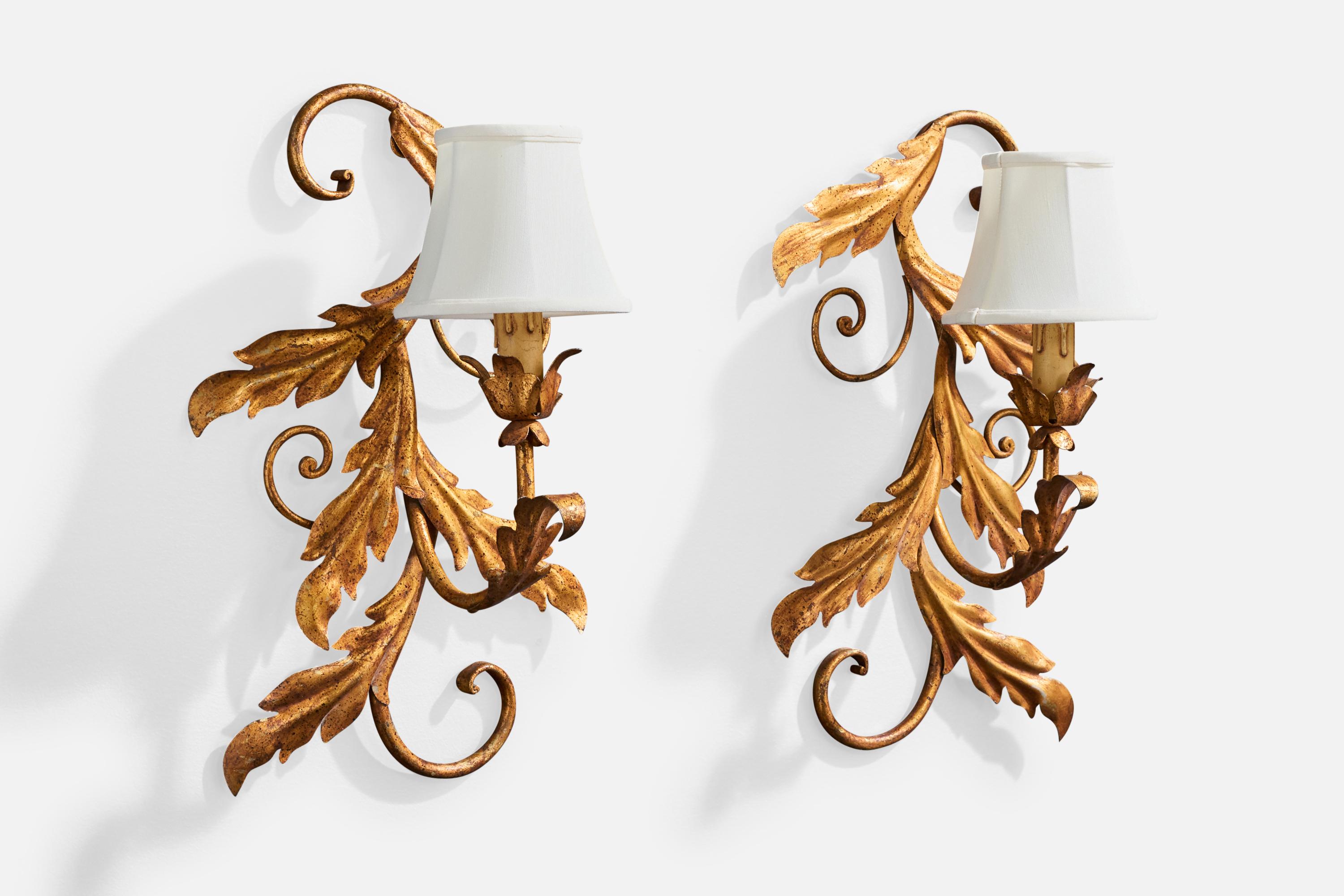 Coppia di applique in metallo verniciato in bronzo e tessuto bianco progettate e prodotte in Francia, anni '1950 circa.

Dimensioni complessive (pollici): 16,125 