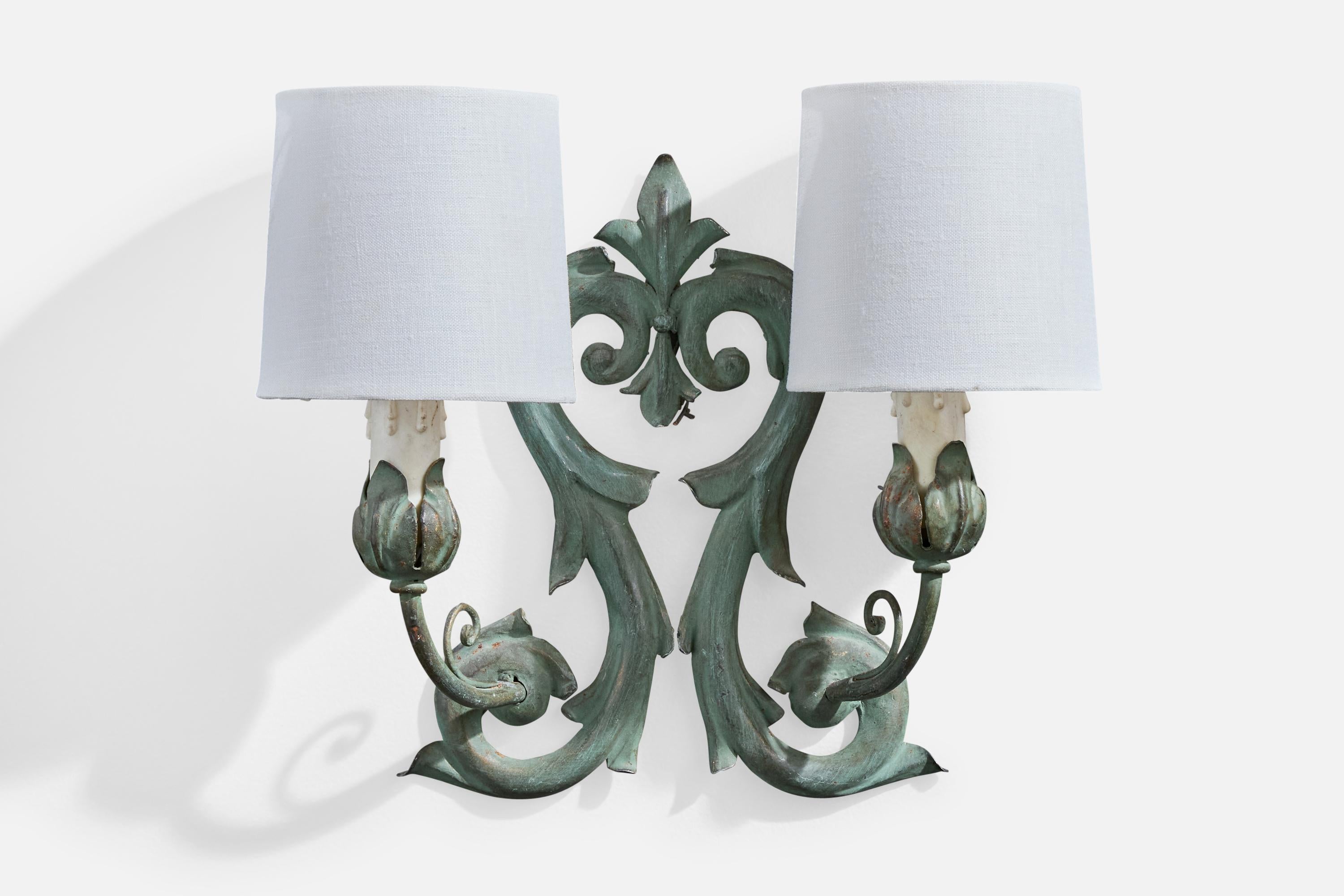 Designer francese, lampade da parete, metallo, tessuto, Francia, anni '1950 In condizioni buone in vendita a High Point, NC