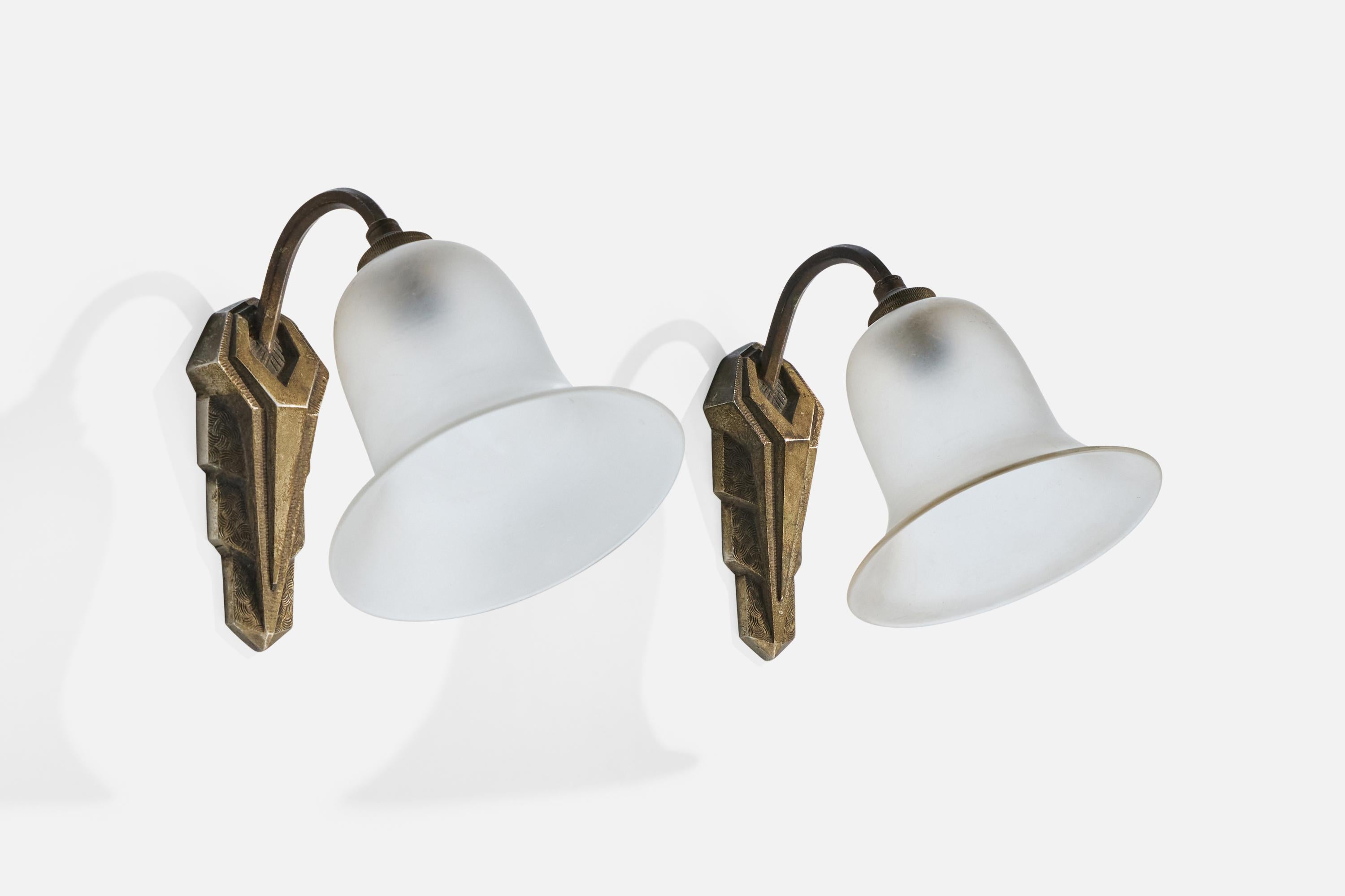 Coppia di applique in metallo color bronzo e vetro opalino progettate e prodotte in Francia, anni '30 circa.

Dimensioni complessive (pollici): 6,7 