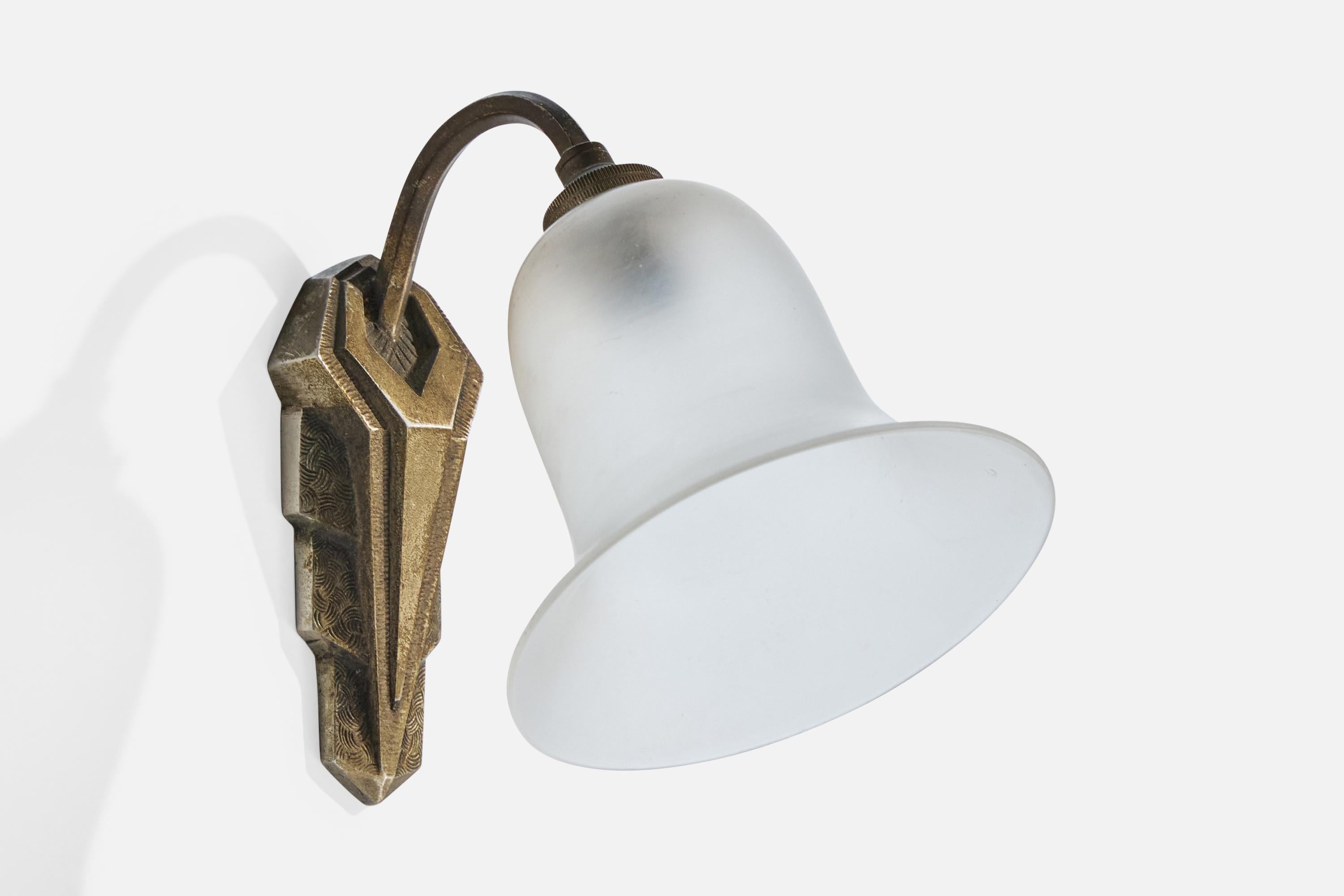 Designer francese, lampade da parete, metallo, vetro, Francia, anni '1930 In condizioni buone in vendita a High Point, NC