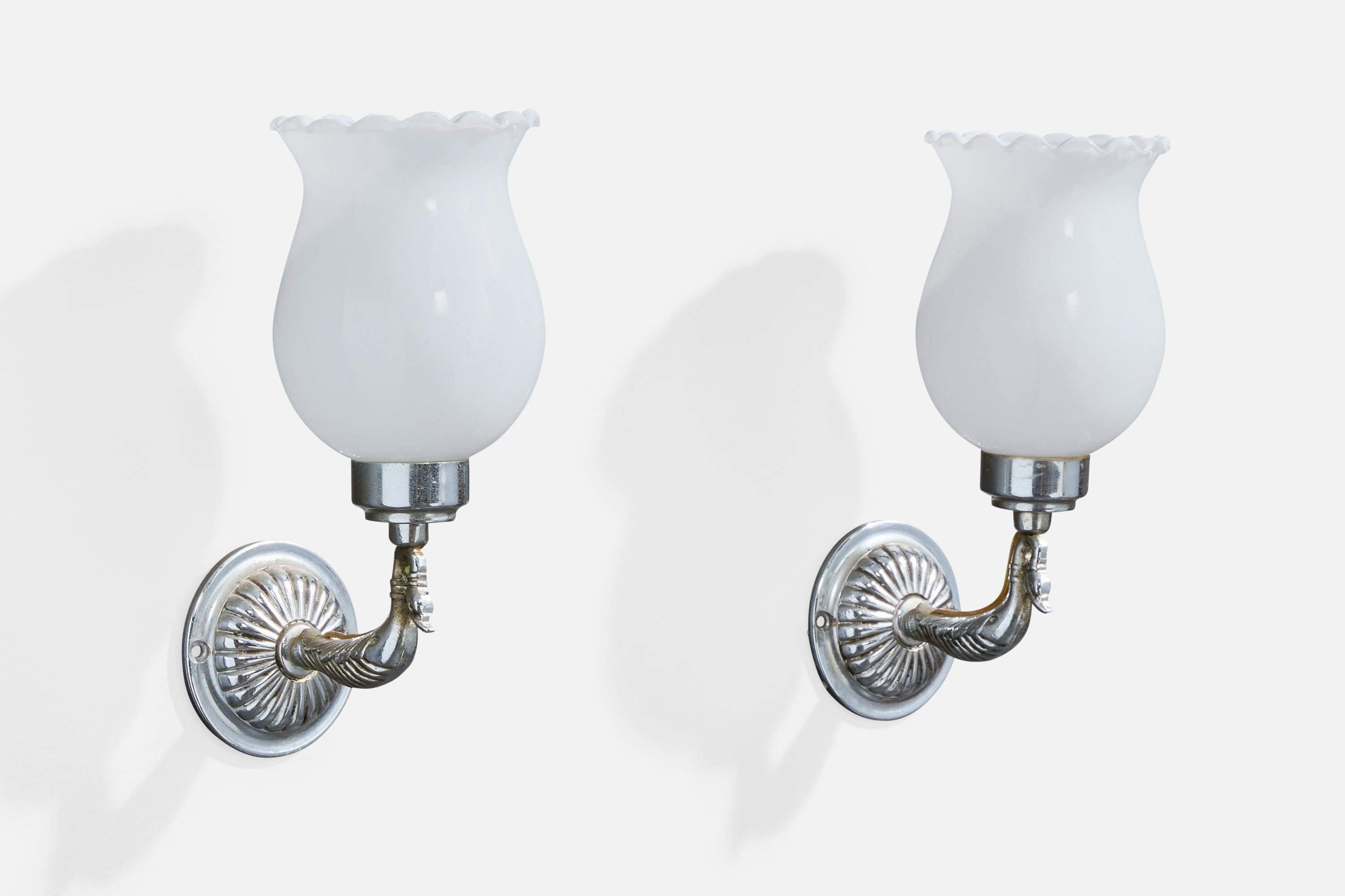 Paire d'appliques en métal et verre opalin blanc, designées et produites en France, c.1950.

Légère oxydation sur l'ensemble du col et de la plaque arrière en métal. 

Dimensions globales (en pouces) : 9,0 
