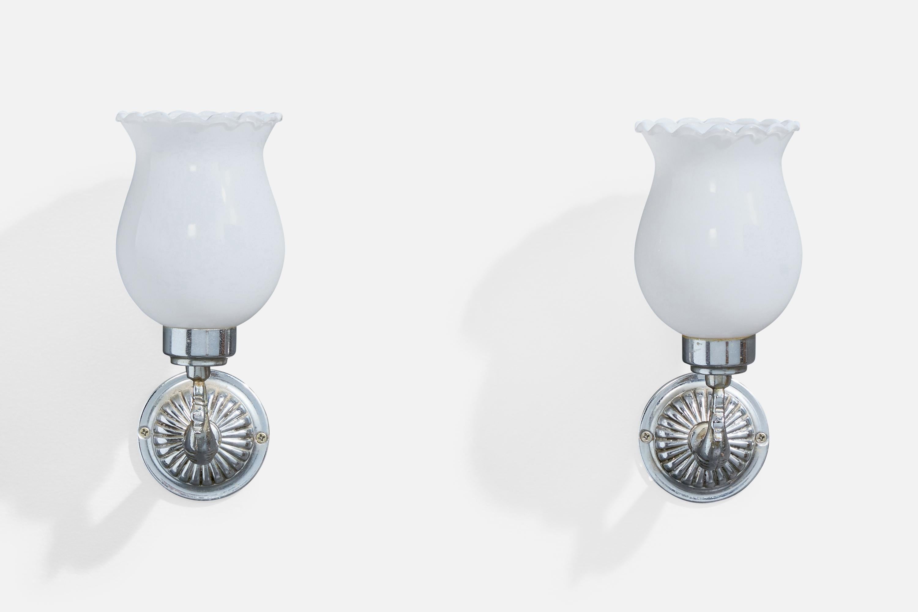 Français Designer français, appliques murales, métal, verre, France, années 1950 en vente