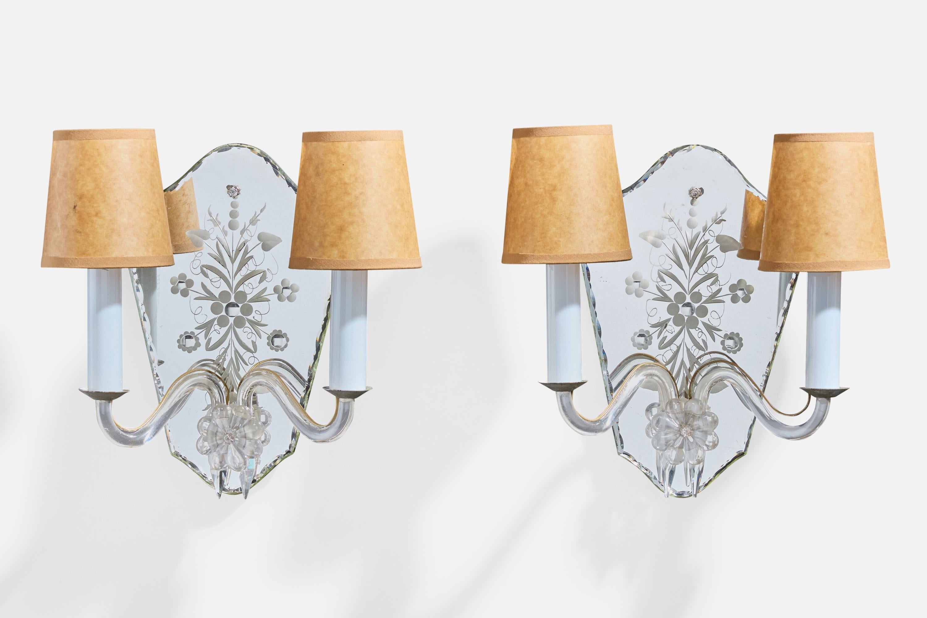 Paire d'appliques en métal, verre, plastique, verre miroir gravé et papier parchemin brun, conçues et produites en France, c. années 1950.

Le métal présente une légère oxydation.

Le verre présente de légères rayures.

Abats-jour neufs.

Dimensions