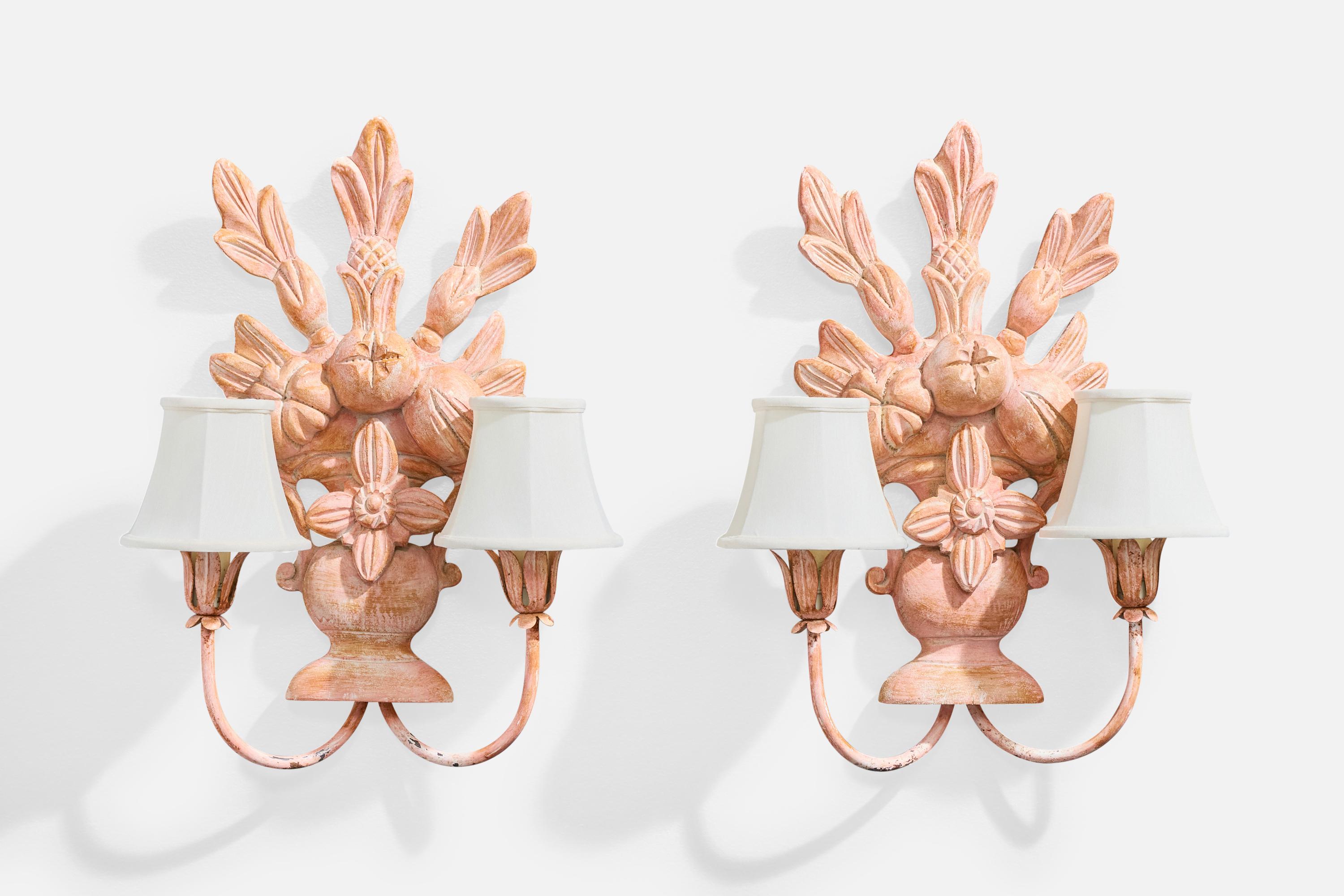 Paire d'appliques en bois peint en rose, métal et tissu blanc, probablement conçues et produites en France, vers les années 1950.

Dimensions globales (pouces) : 18.15 