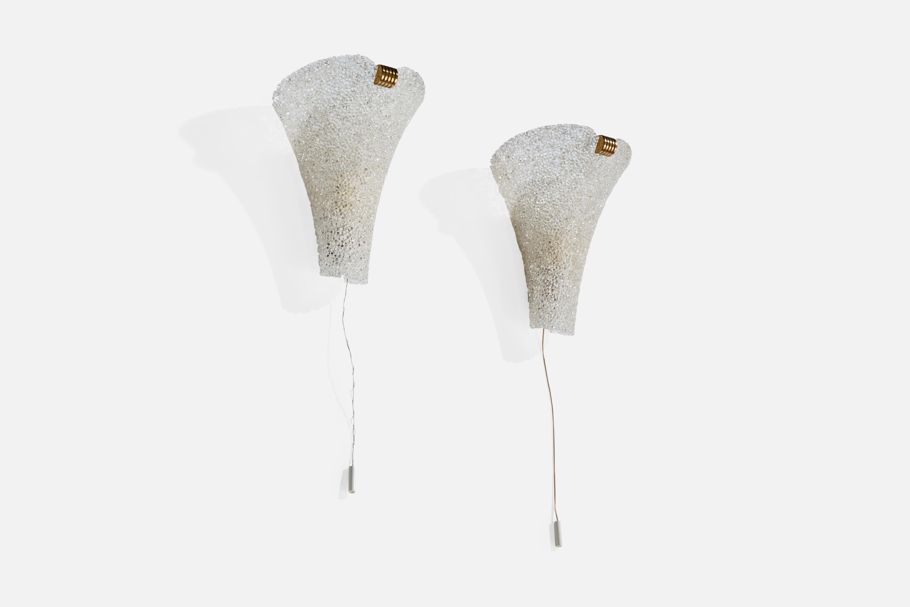 Ein Paar Wandleuchten aus Kunststoff und Messing, wahrscheinlich in Frankreich entworfen und hergestellt, ca. 1960er Jahre.

Gesamtabmessungen (Zoll): 7,8 