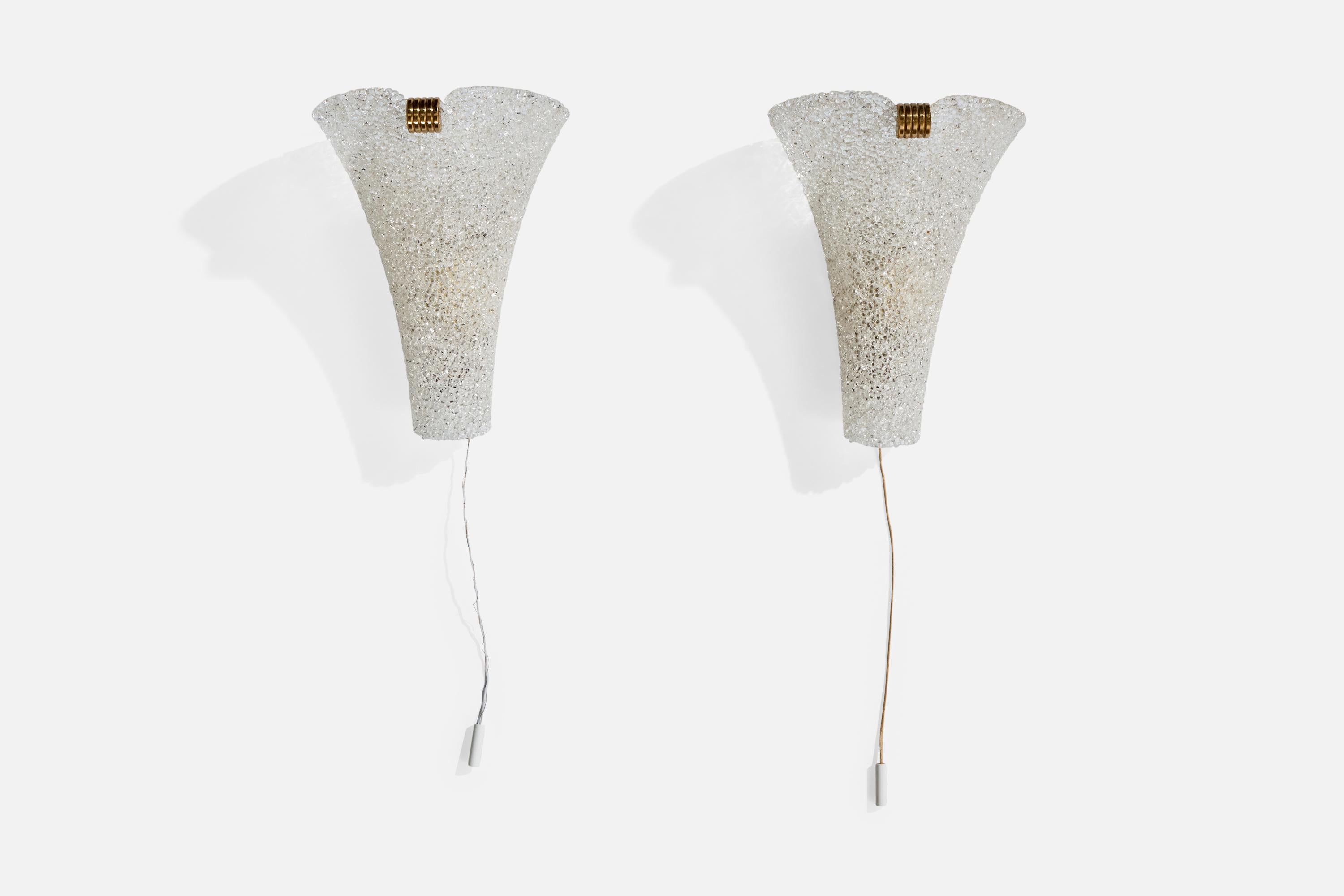 Französischer Designer, Wandleuchten, Kunstharz, Messing, Frankreich, 1960er Jahre (Moderne der Mitte des Jahrhunderts) im Angebot