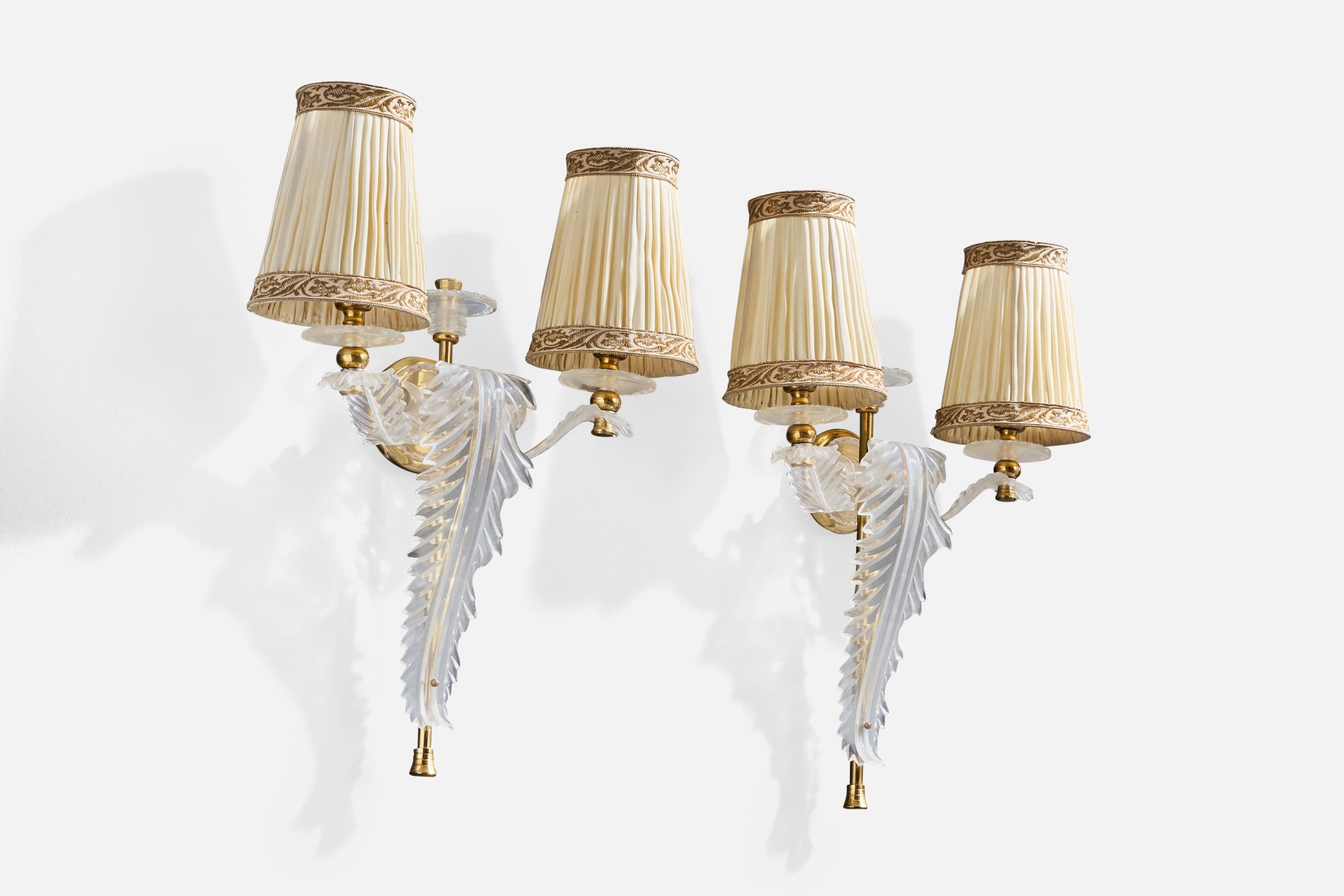 Francese Designer francese, lampade da parete, plexiglass, ottone, tessuto, Francia, anni '70 in vendita