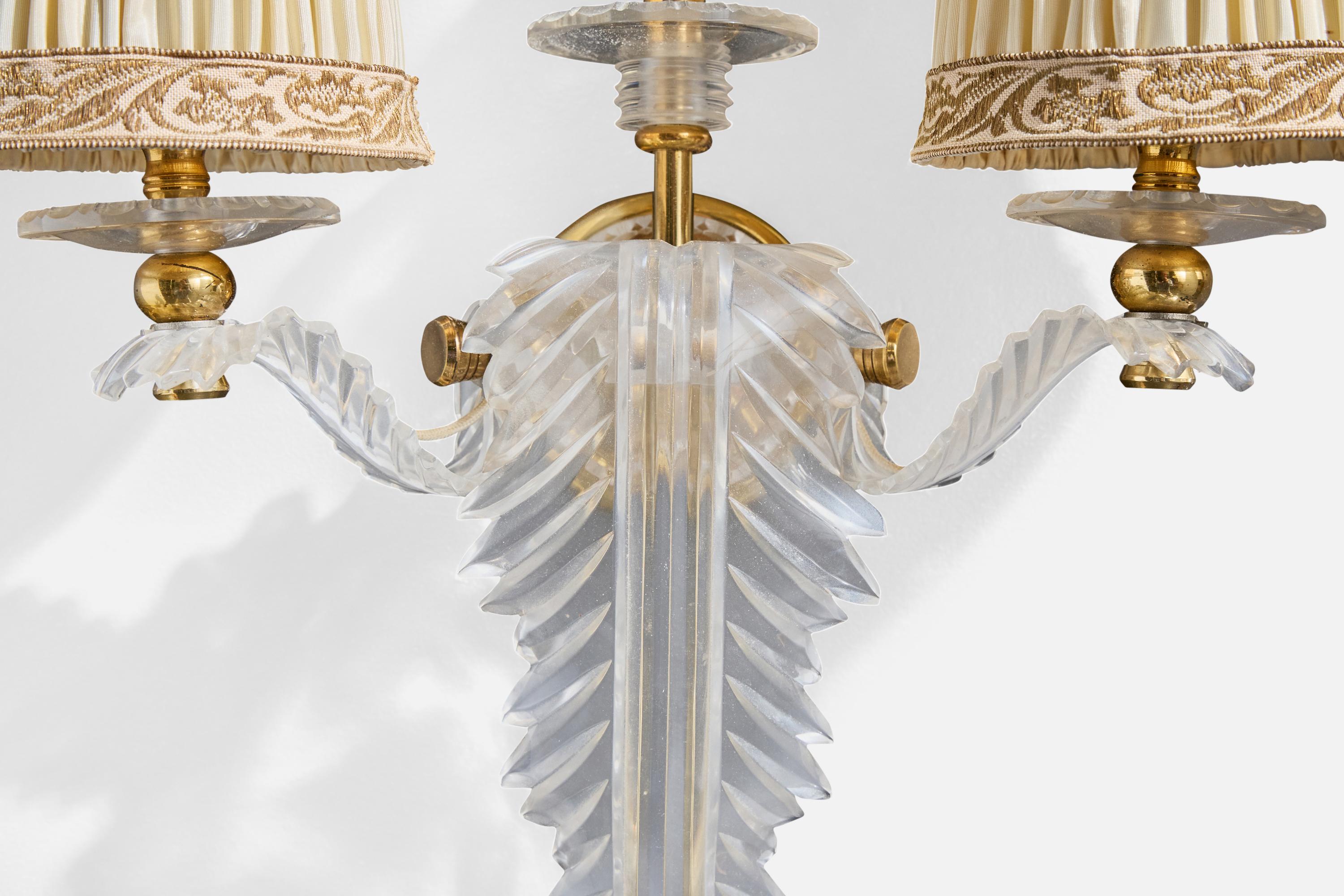 Ottone Designer francese, lampade da parete, plexiglass, ottone, tessuto, Francia, anni '70 in vendita